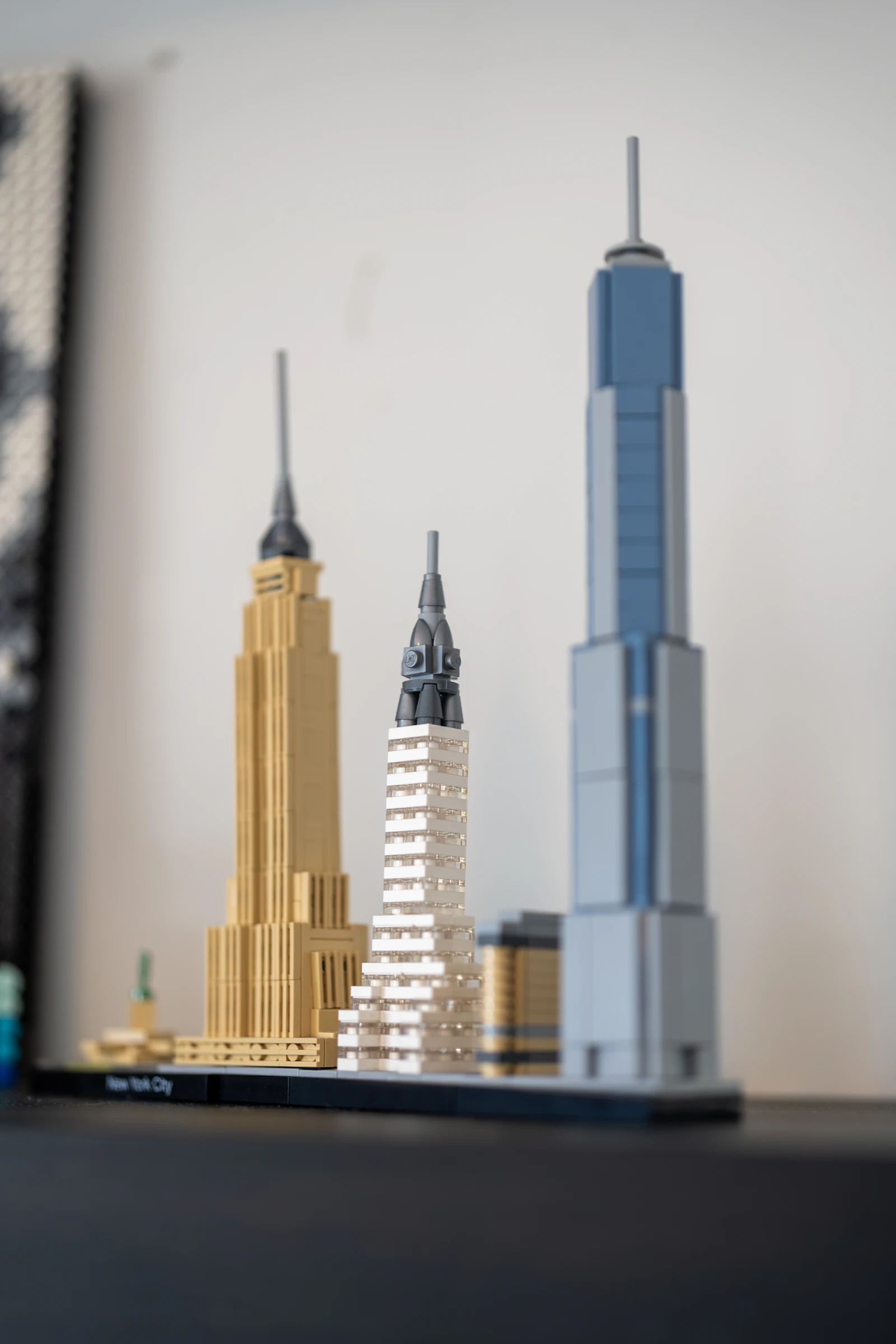 LEGO collectie van iconische sets op een display plank