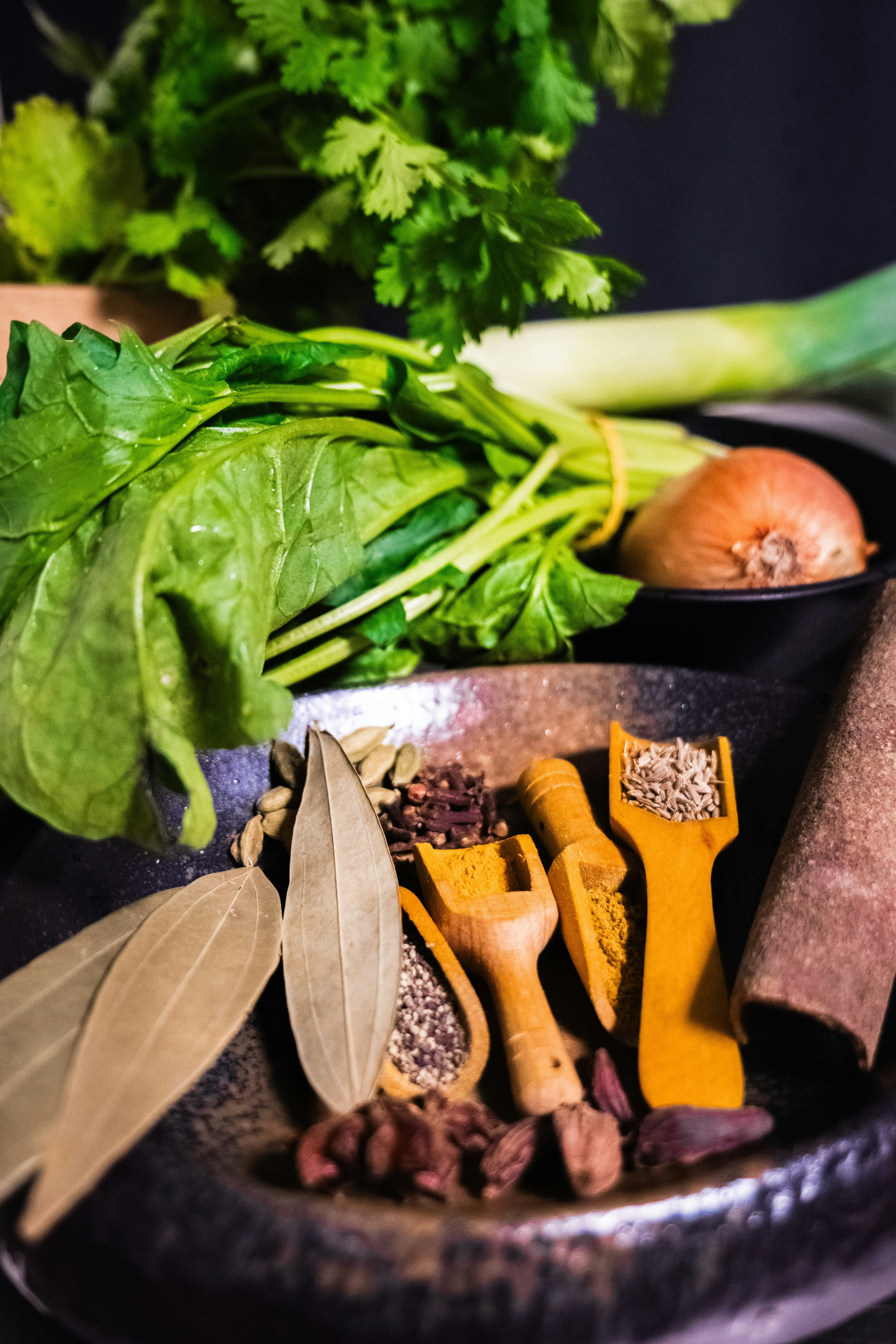 Frische Kräuter und Gewürze zum Kochen bereit