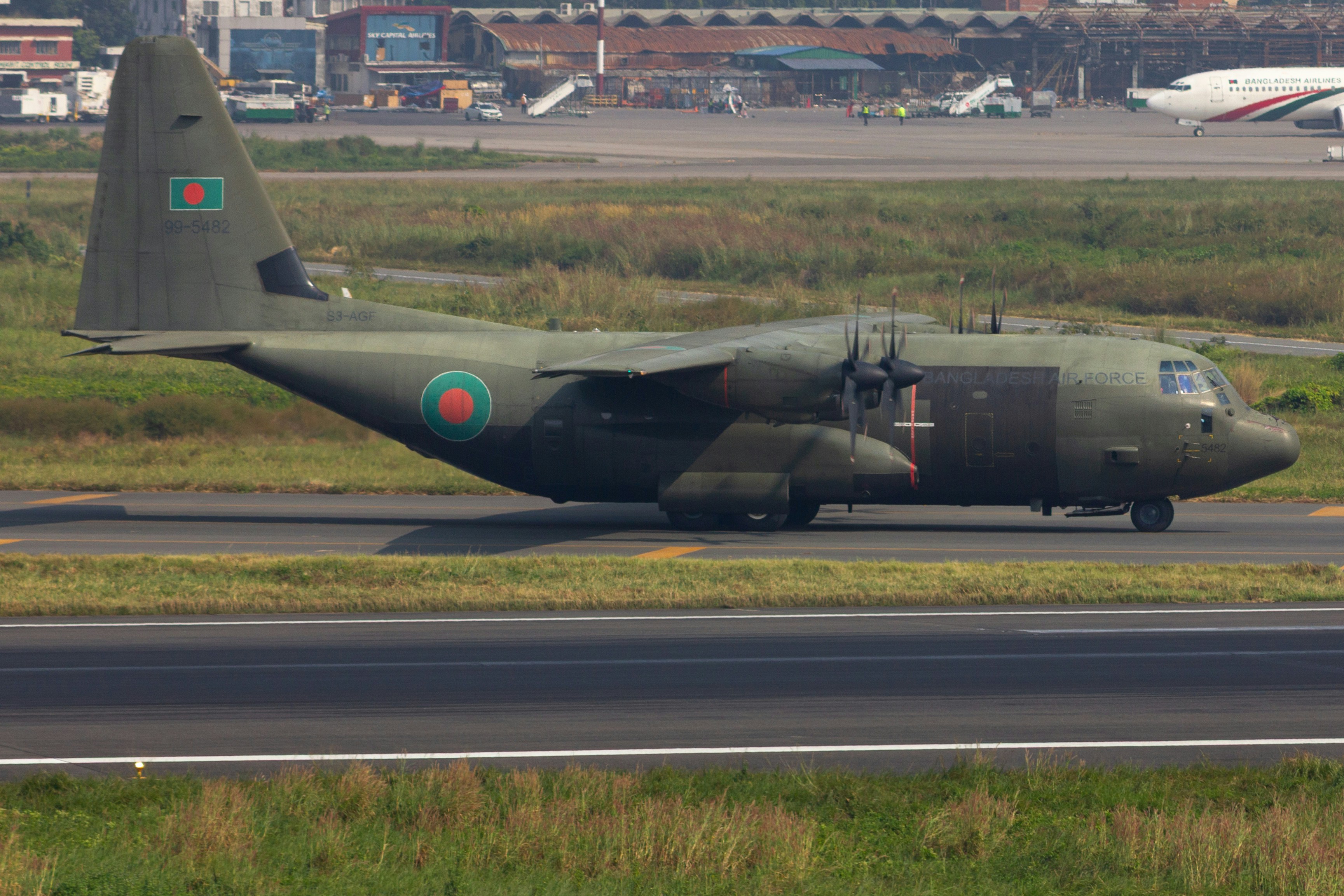 활주로에 군용 화물기가 있다