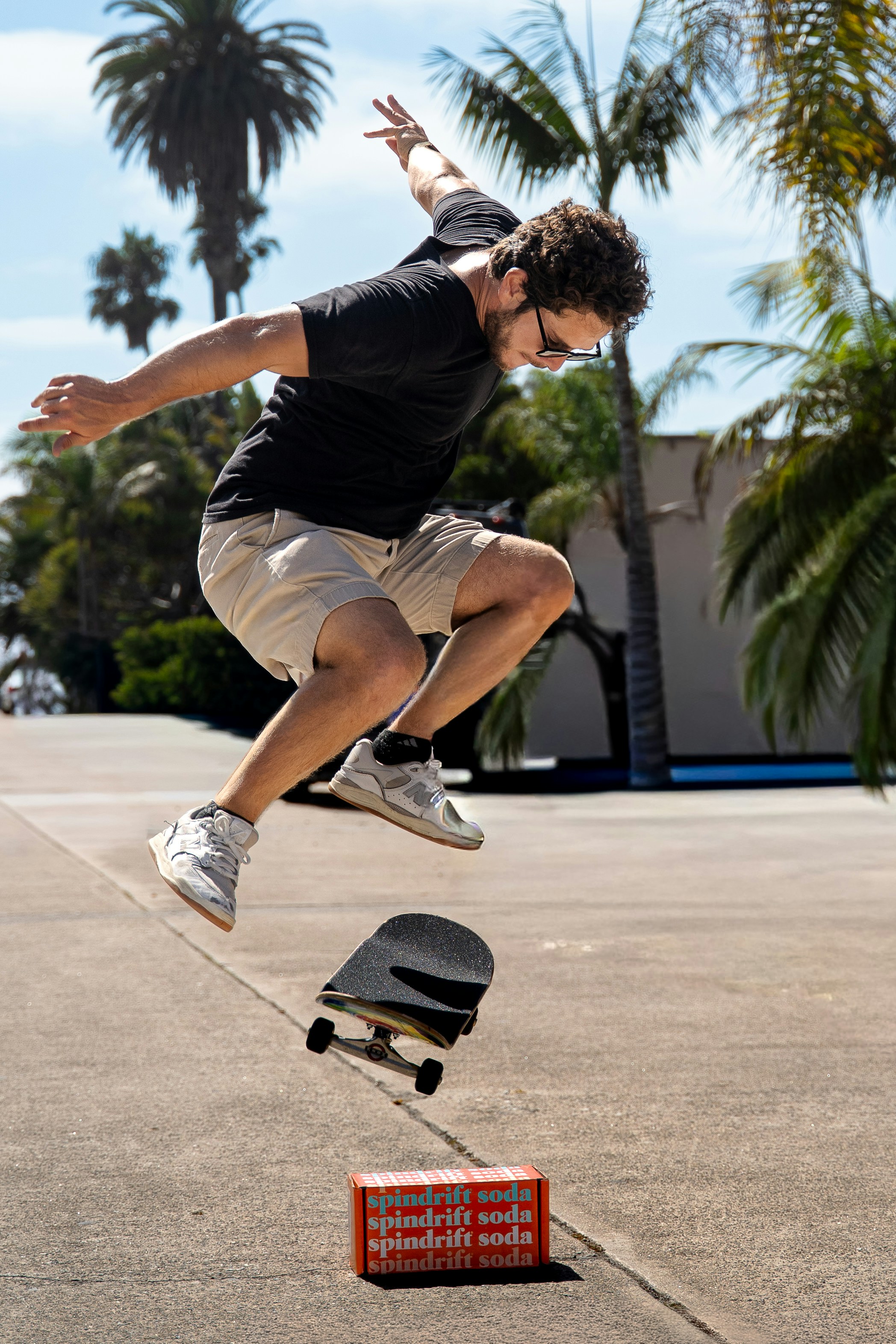 Hombre realizando un truco en un monopatín sobre una caja