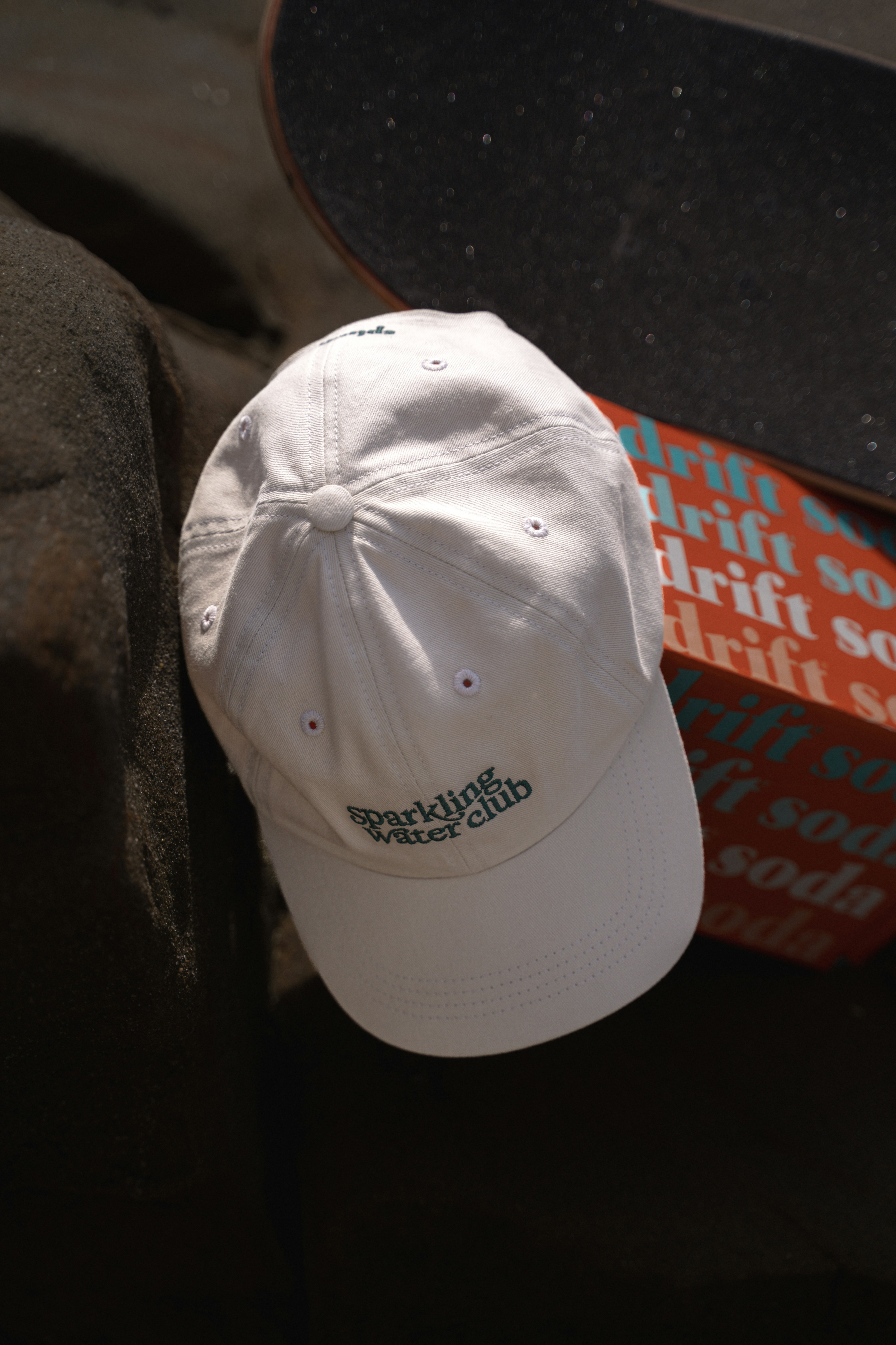 Gorra blanca de béisbol con el logo del 'club de agua gasificante'.
