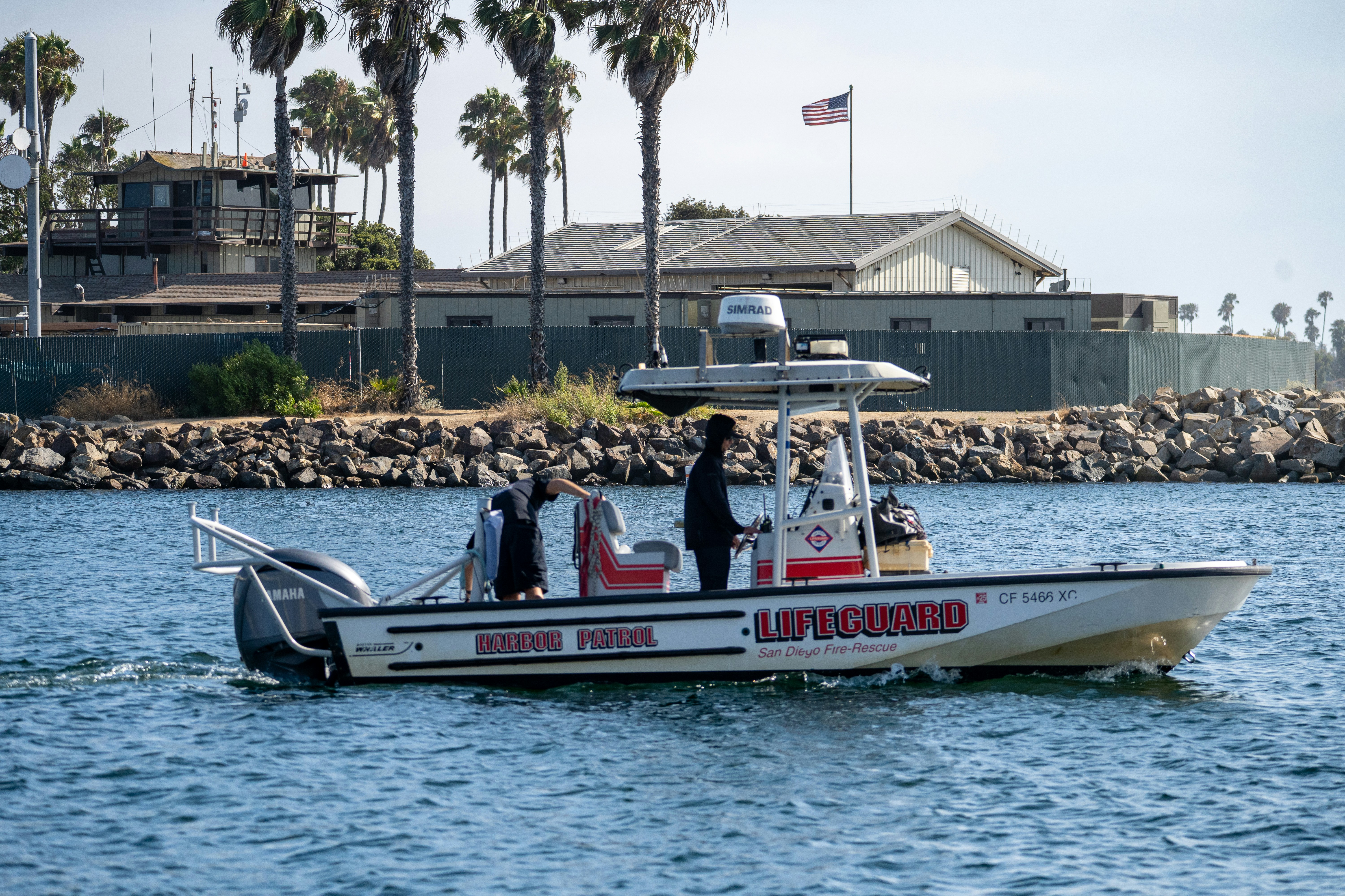 Bote de socorrismo con gente a bordo en el agua.