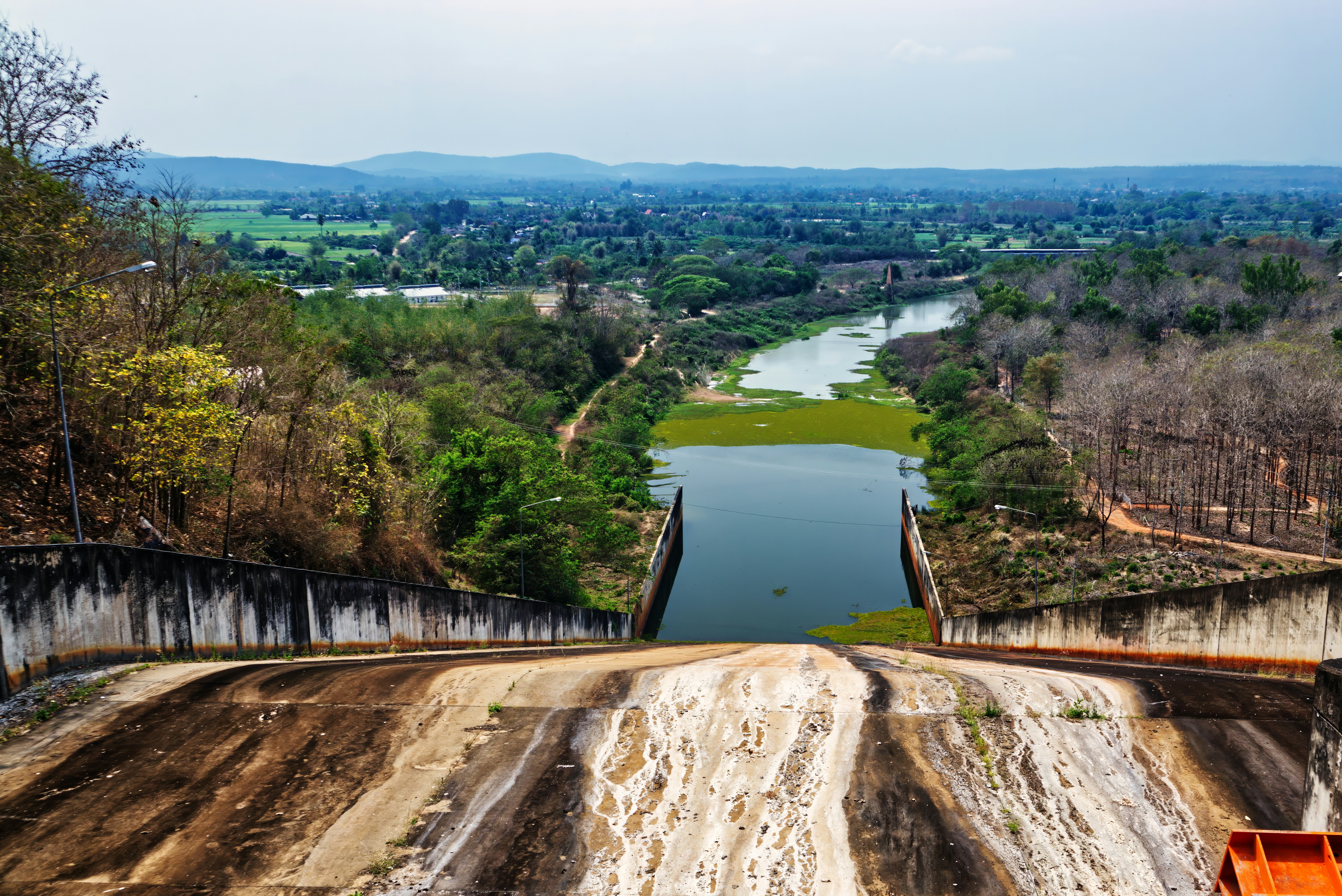 ダムの放水路と川に流れ込む水