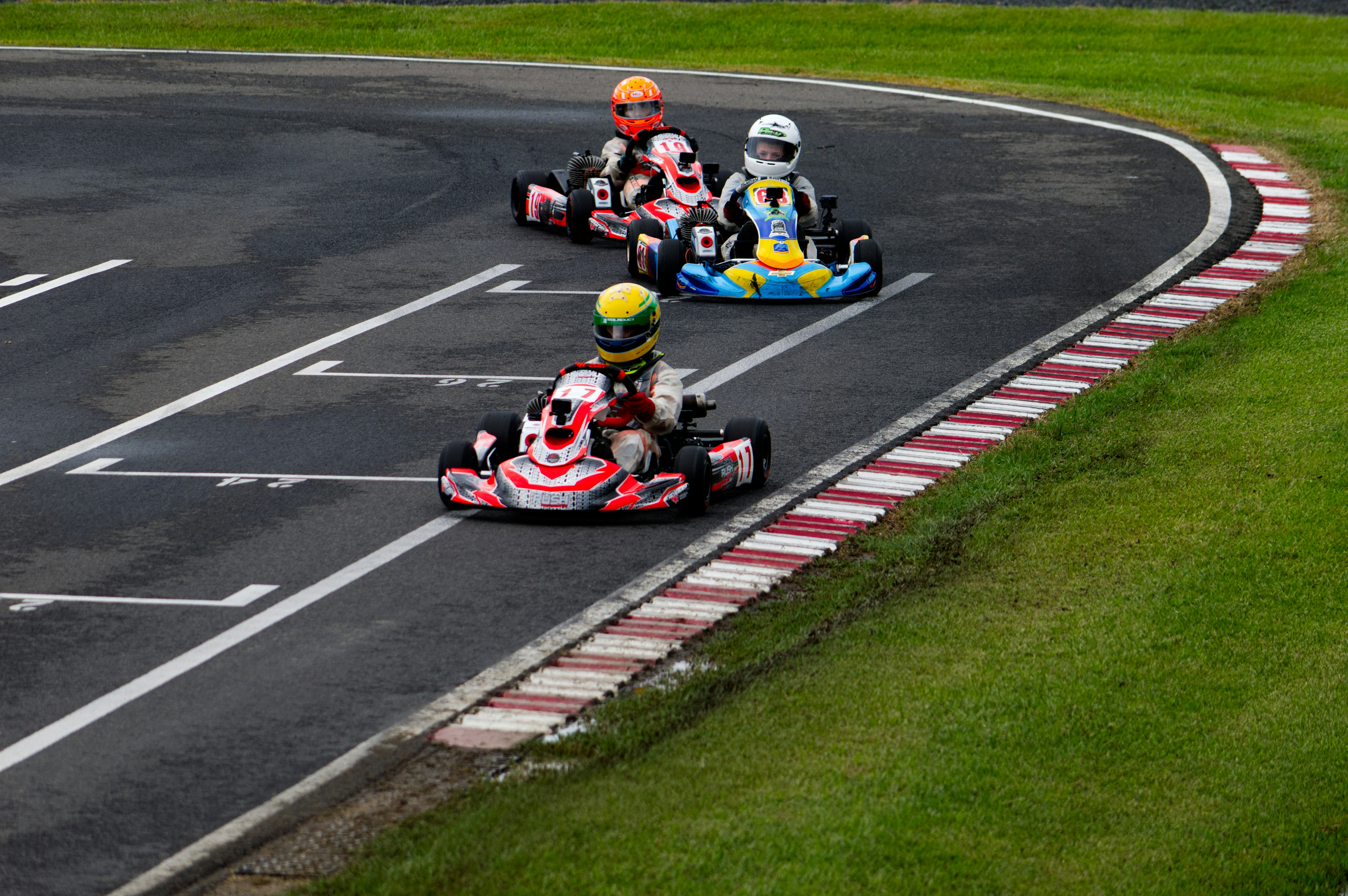 Tiga go-kart balapan di trek