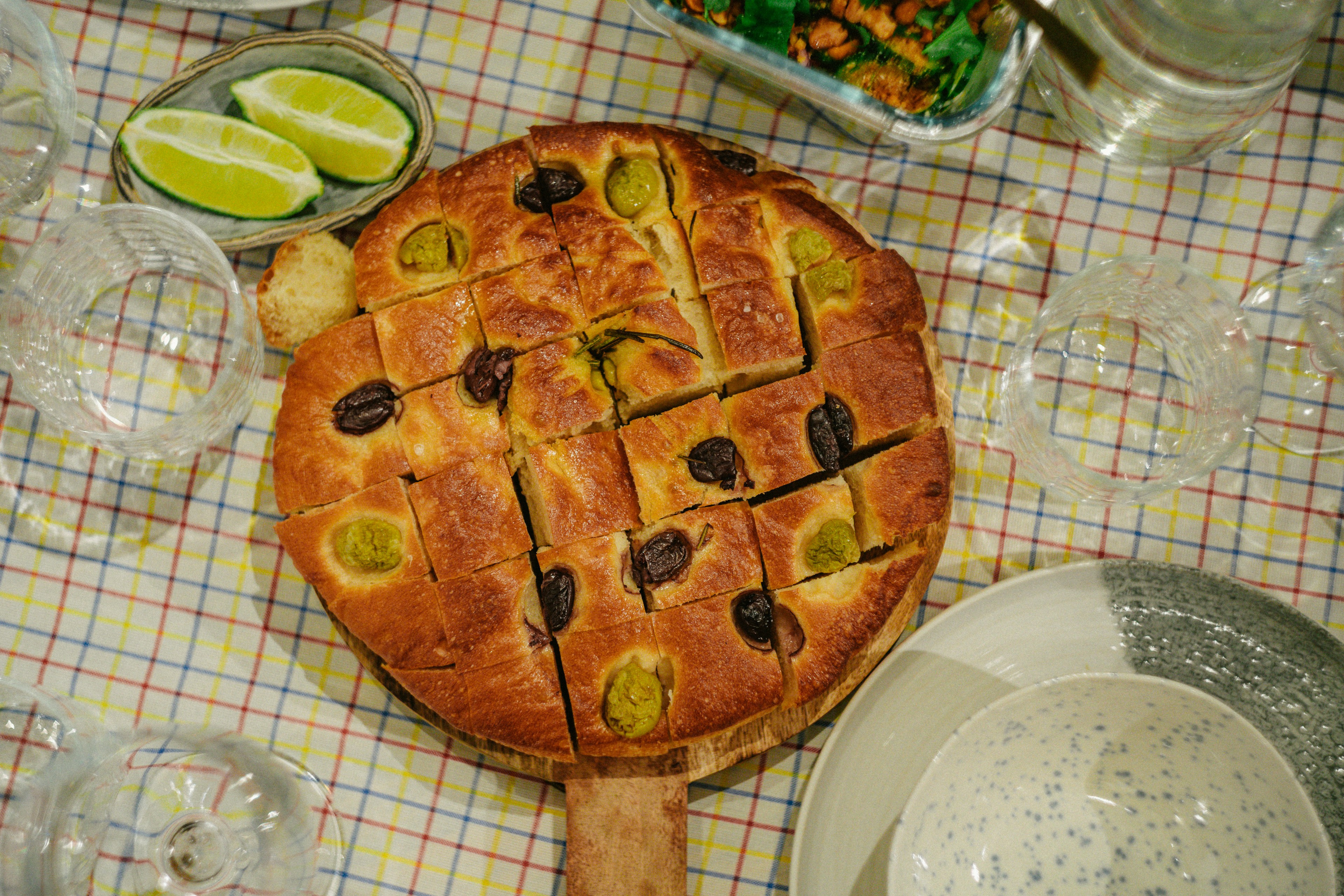 Roti focaccia dengan irisan zaitun dan jeruk nipis