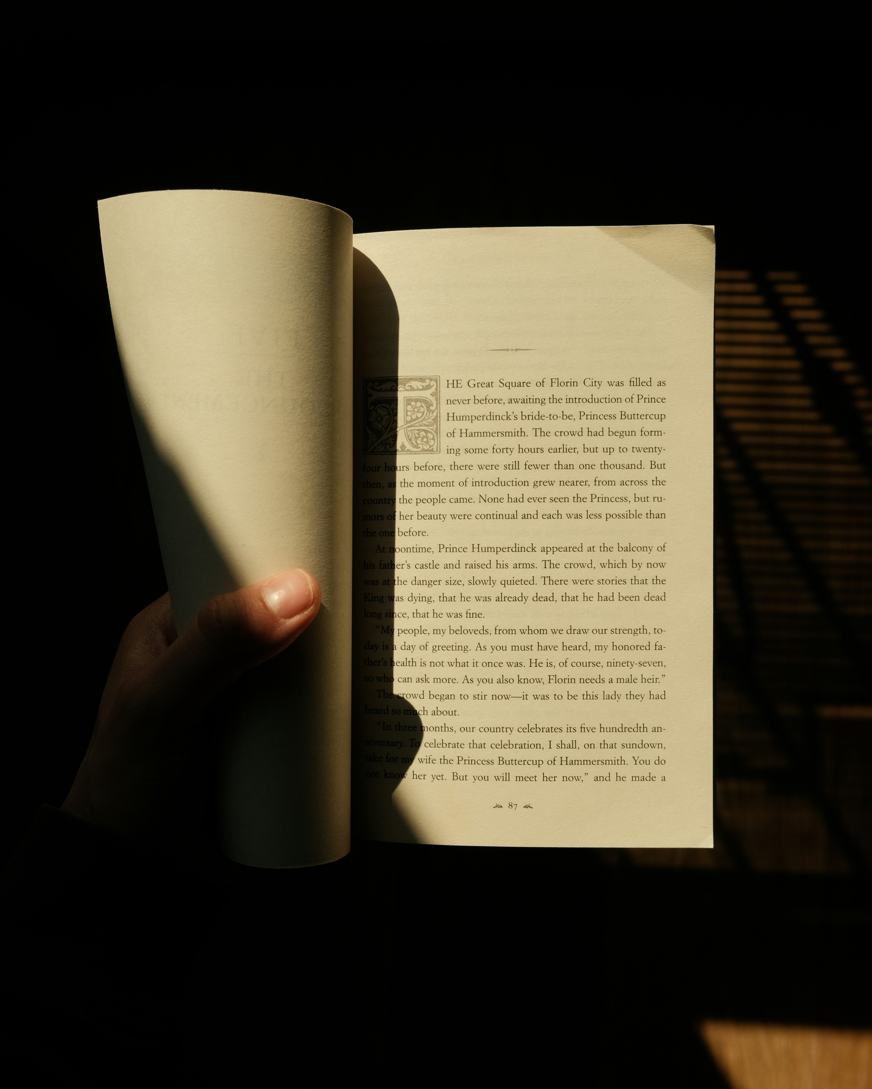 Pasar páginas a mano de un libro abierto