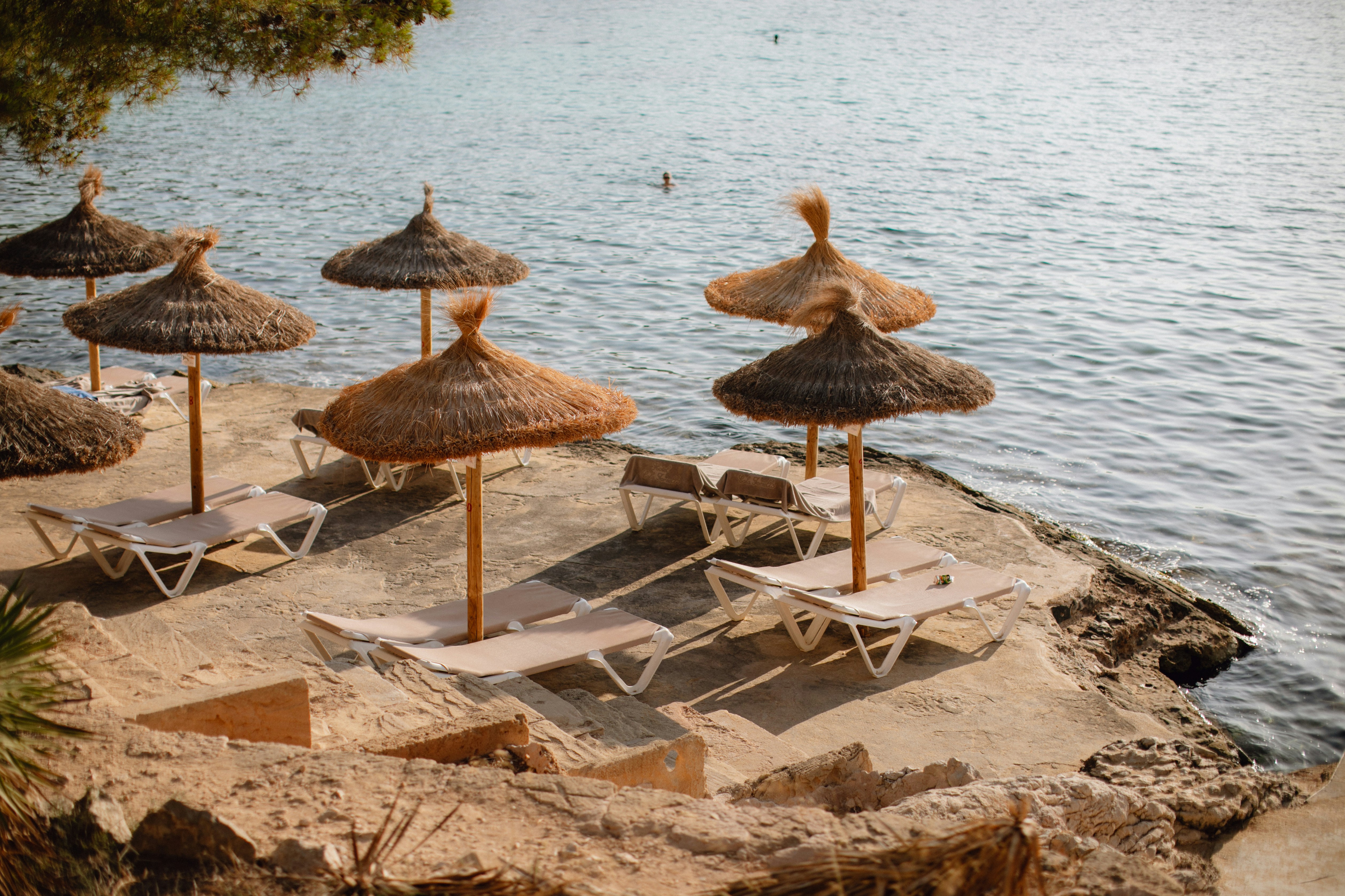 Ibiza vs Mallorca: diferencias de precio y ambiente en las hamacas