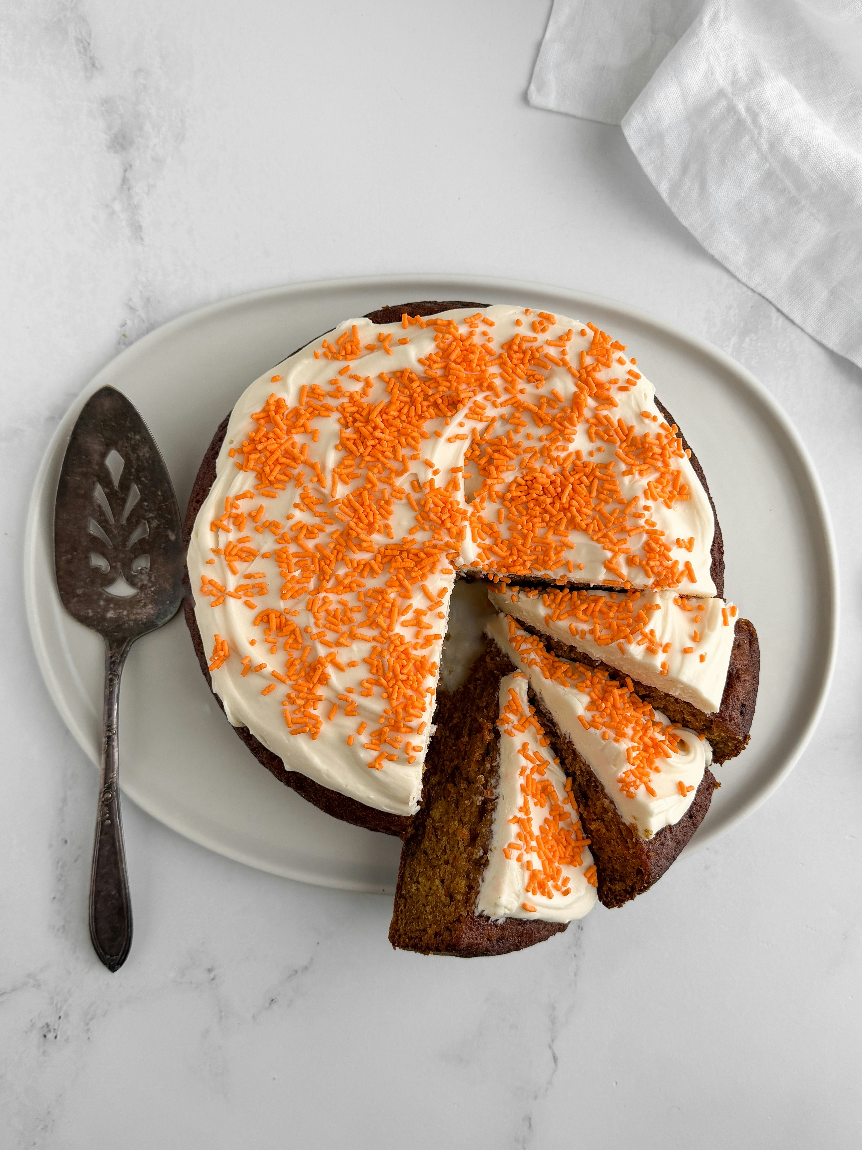 Ein zuckergussierter Karottenkuchen mit Orangenstreuseln