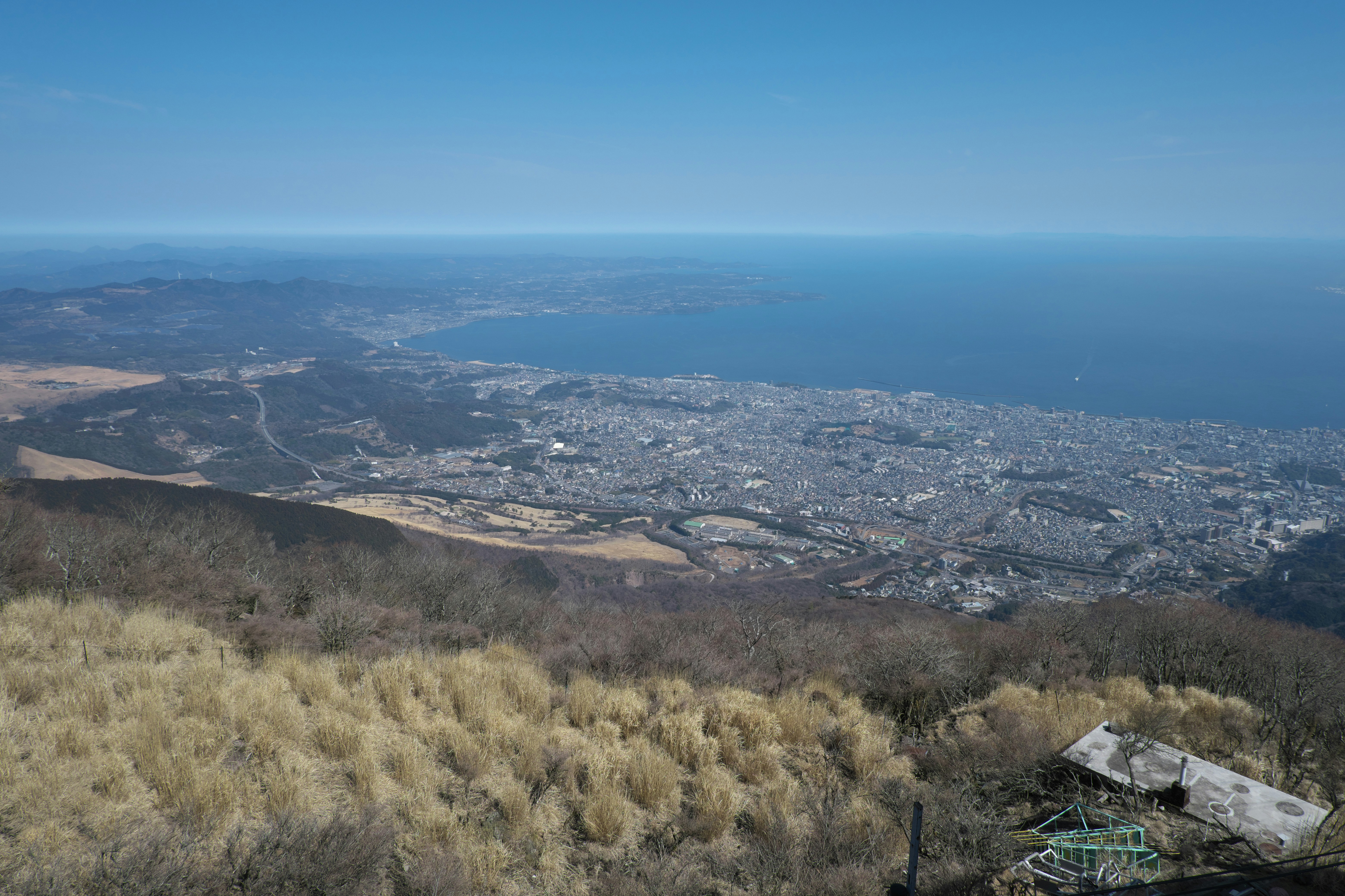 山から見た沿岸都市のパノラマビュー