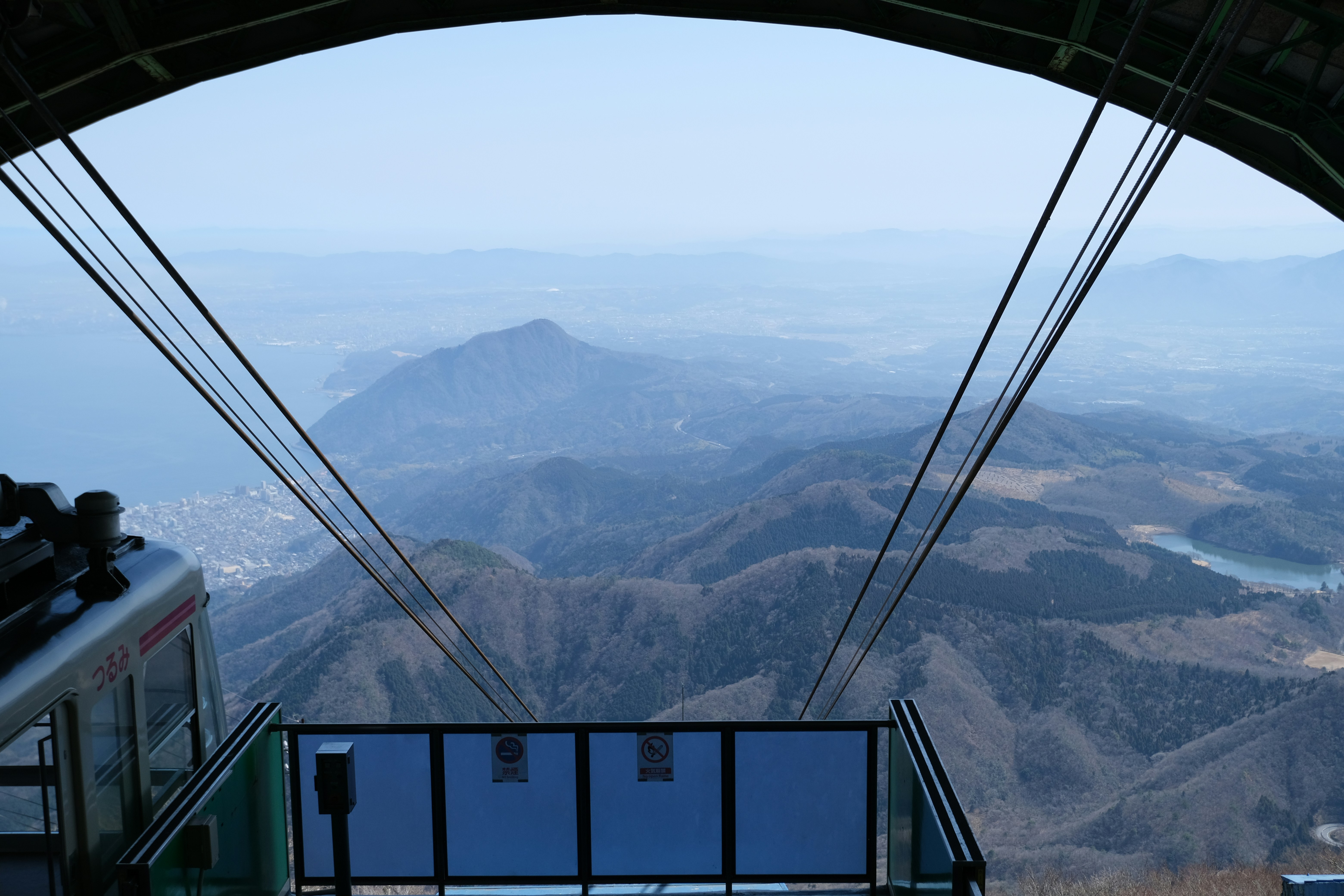 ケーブルカーから山岳地帯の景色を見渡す景色。
