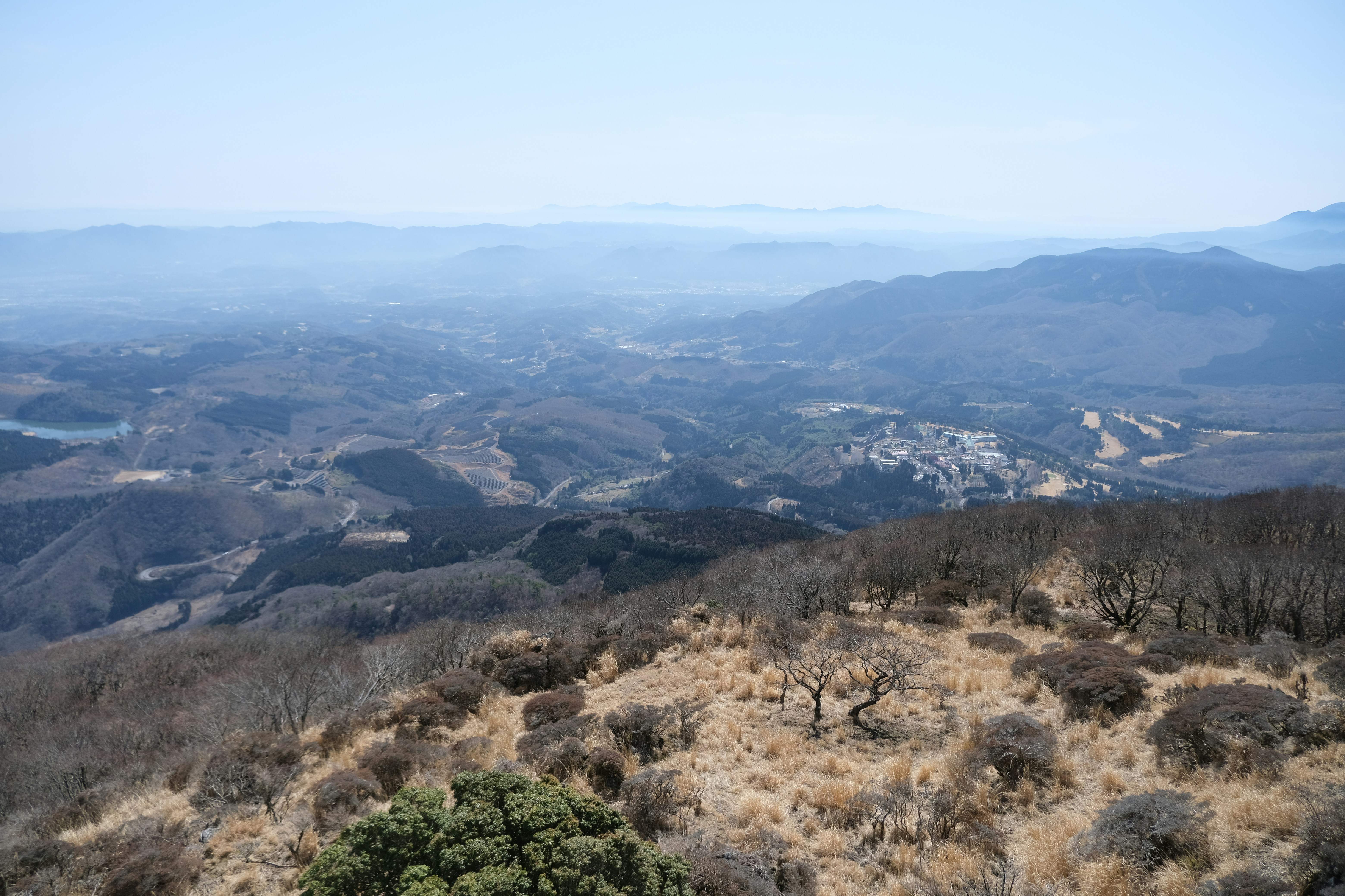 谷と遠くの丘を見下ろす山からの眺め