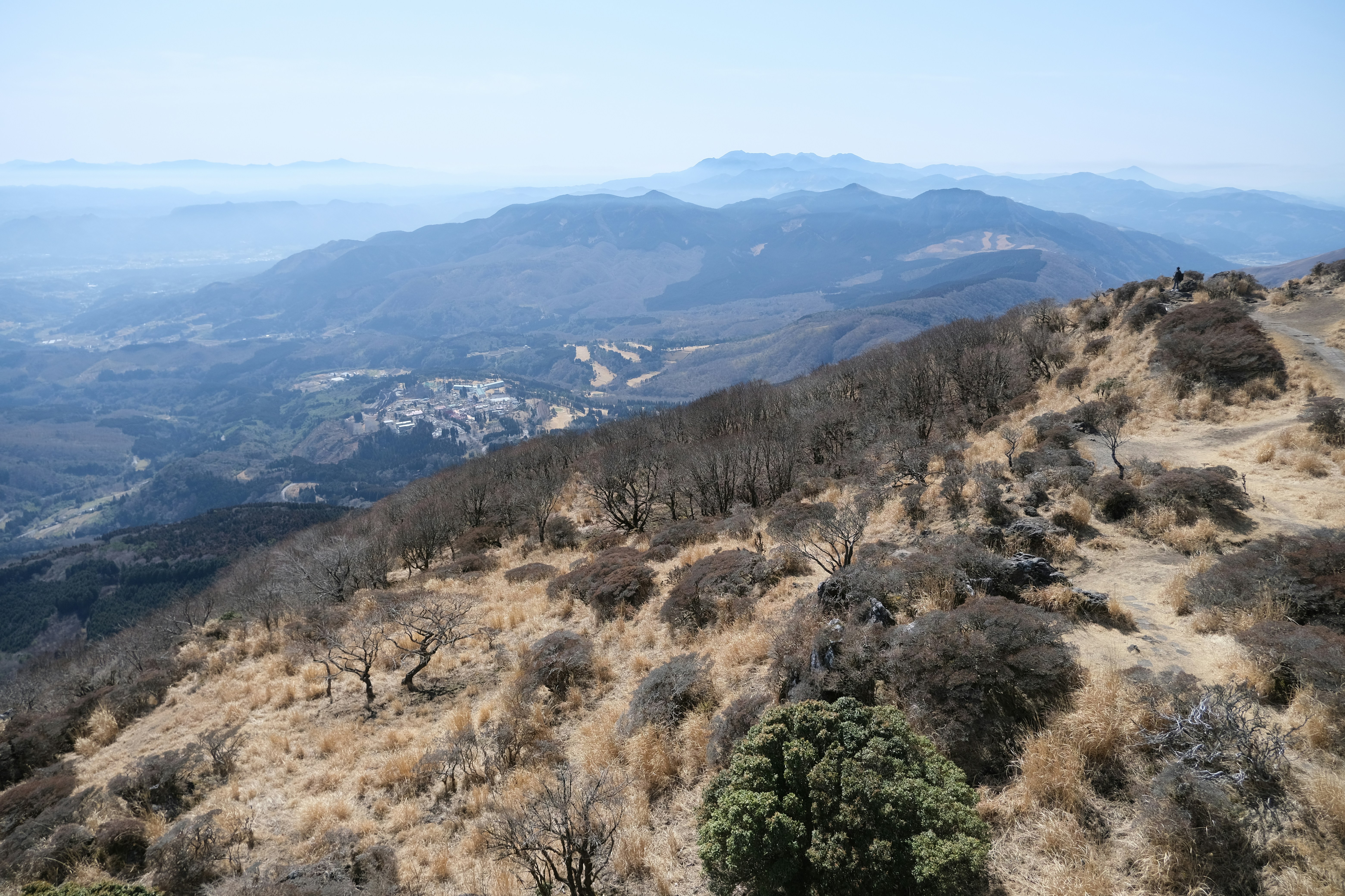 曇った空の下、乾燥した山岳地帯の風景。