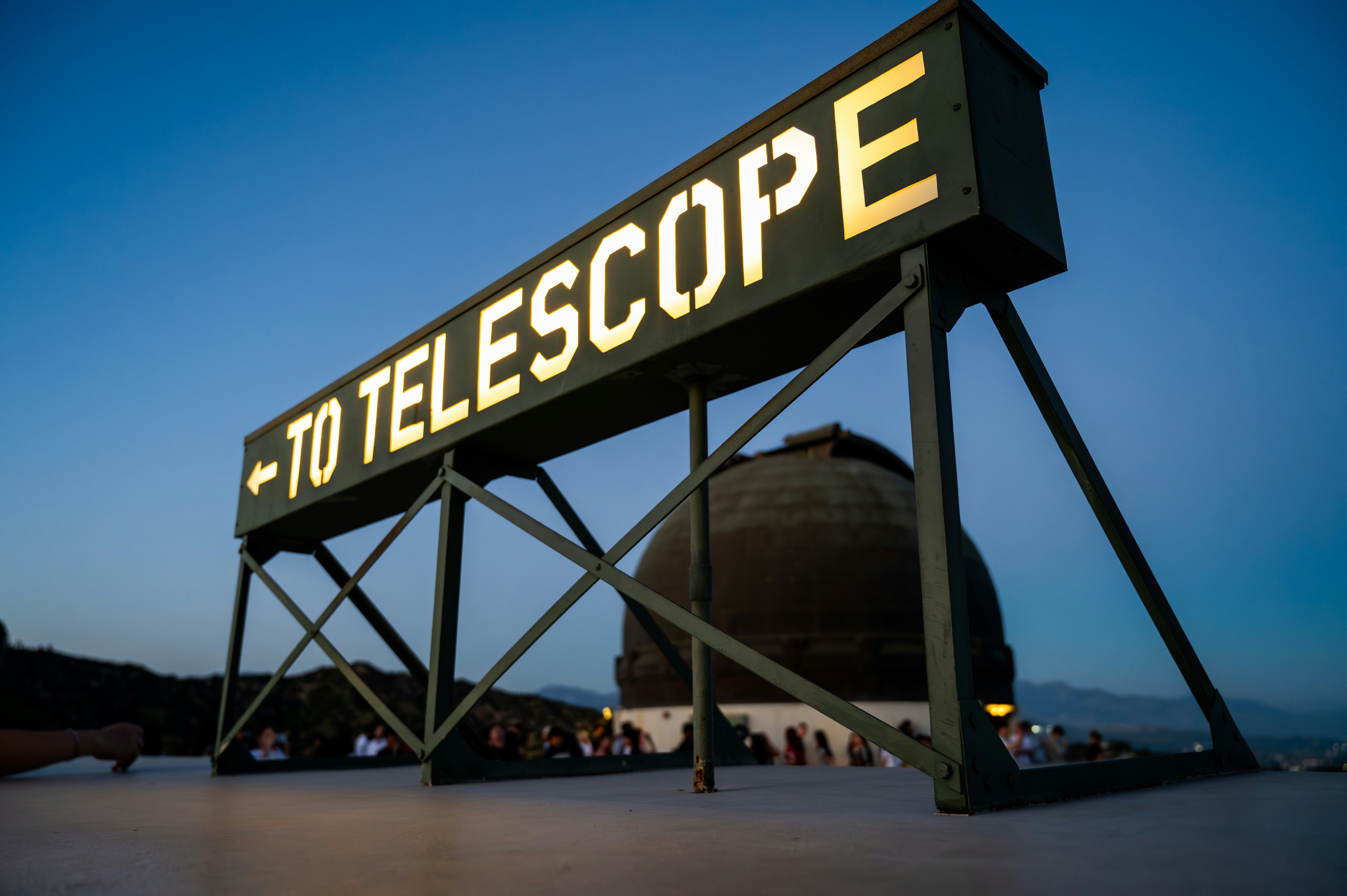 Sign pointing the way to the telescope at griffith observatory.