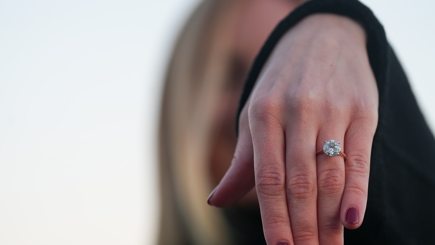 Sade cocktail ring on the hand