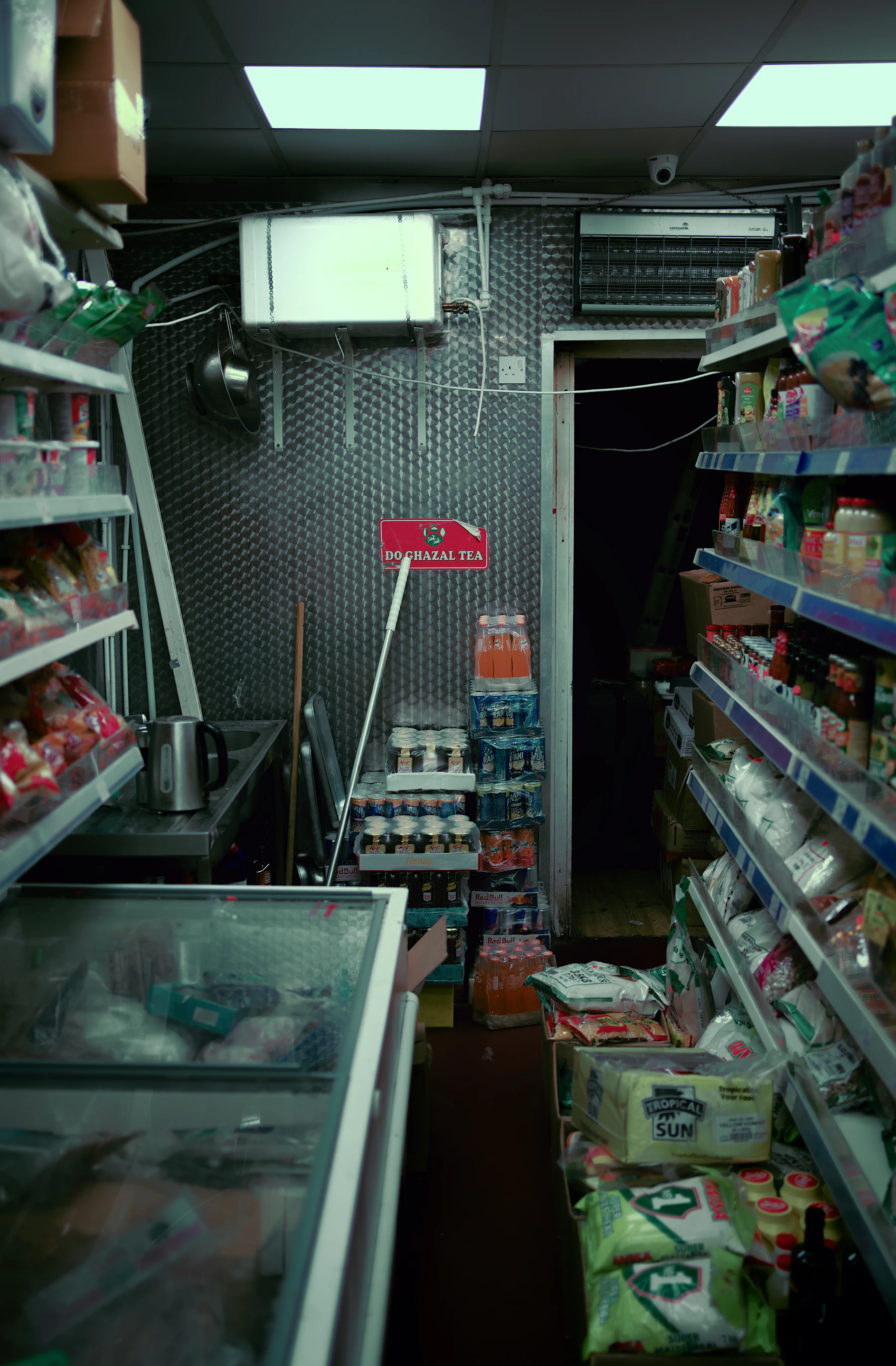 Interior de una tienda de conveniencia con anaqueles abastecidos