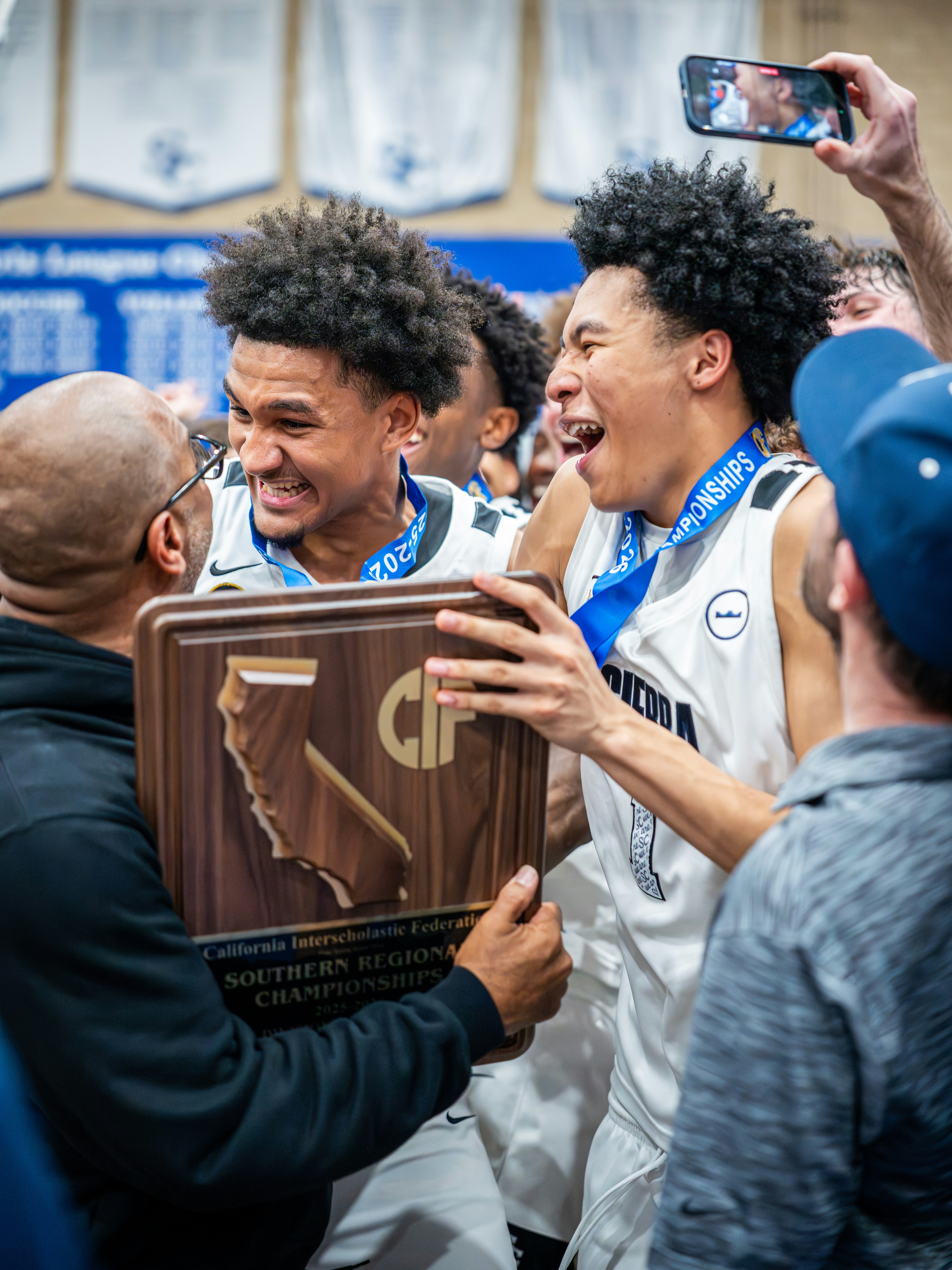 El equipo de baloncesto celebra la victoria en el campeonato con un trofeo
