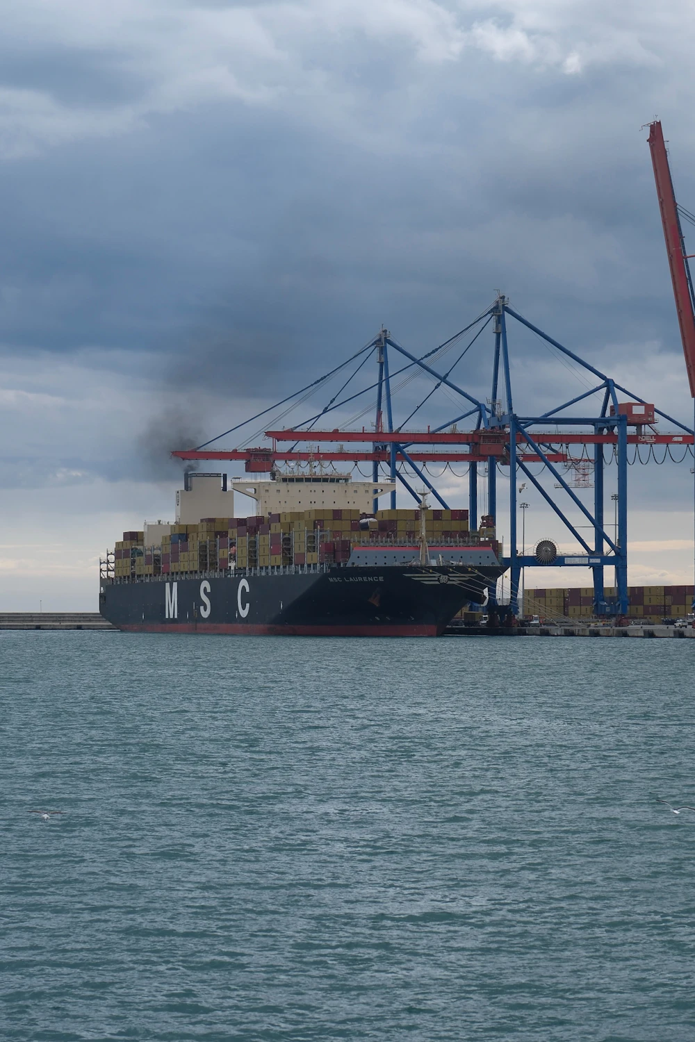 Porte-conteneurs dans un terminal représentant le financement du commerce international