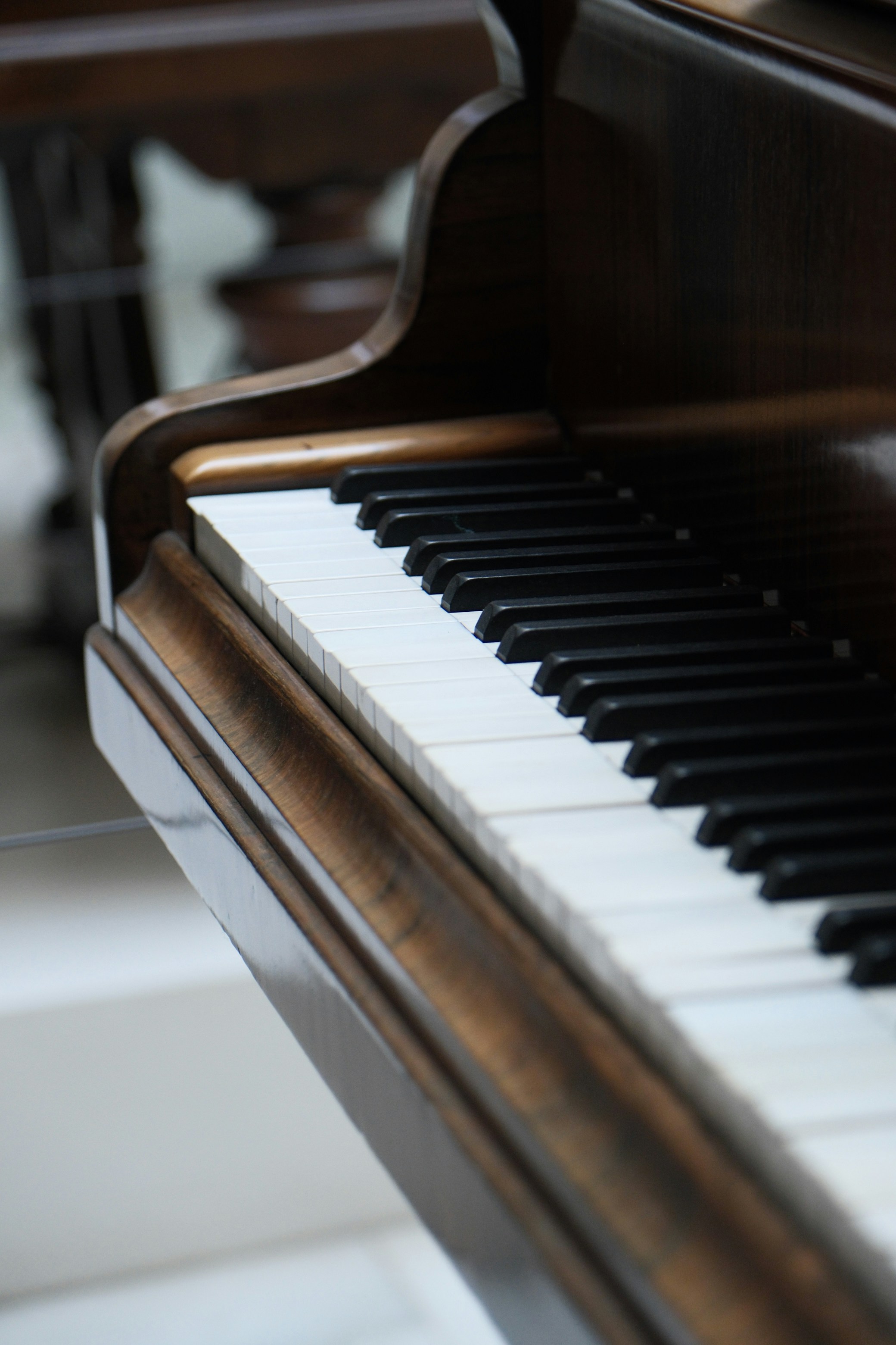 Close-up de um teclado de piano de madeira escura
