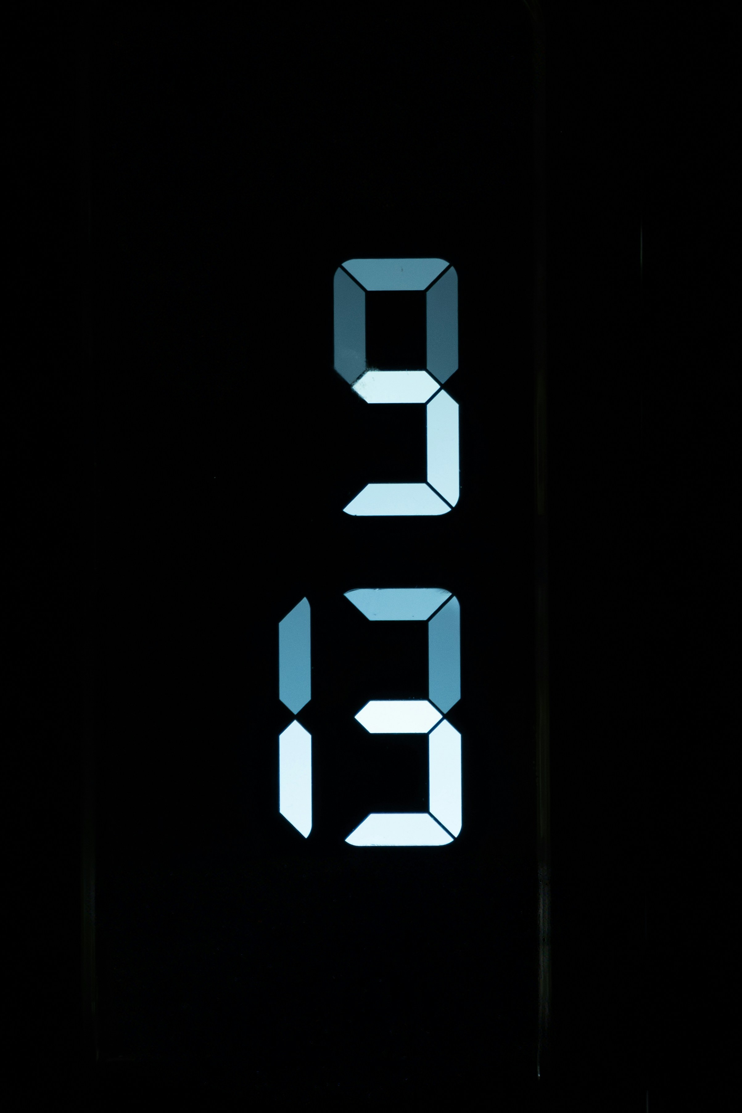 Orologio digitale che segna le 9:13 su sfondo nero