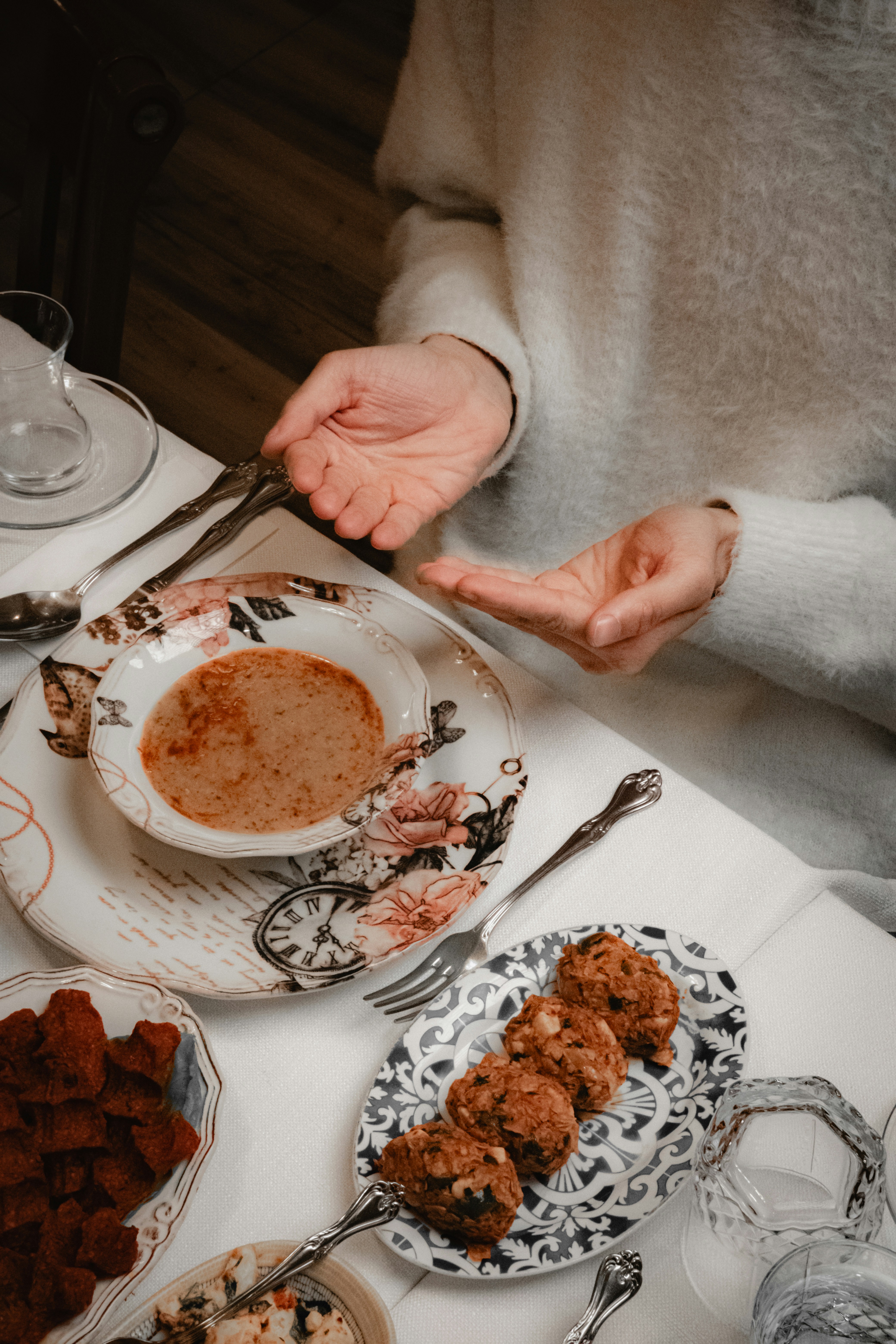 음식이 놓인 테이블 너머로 손짓하는 사람이 있다