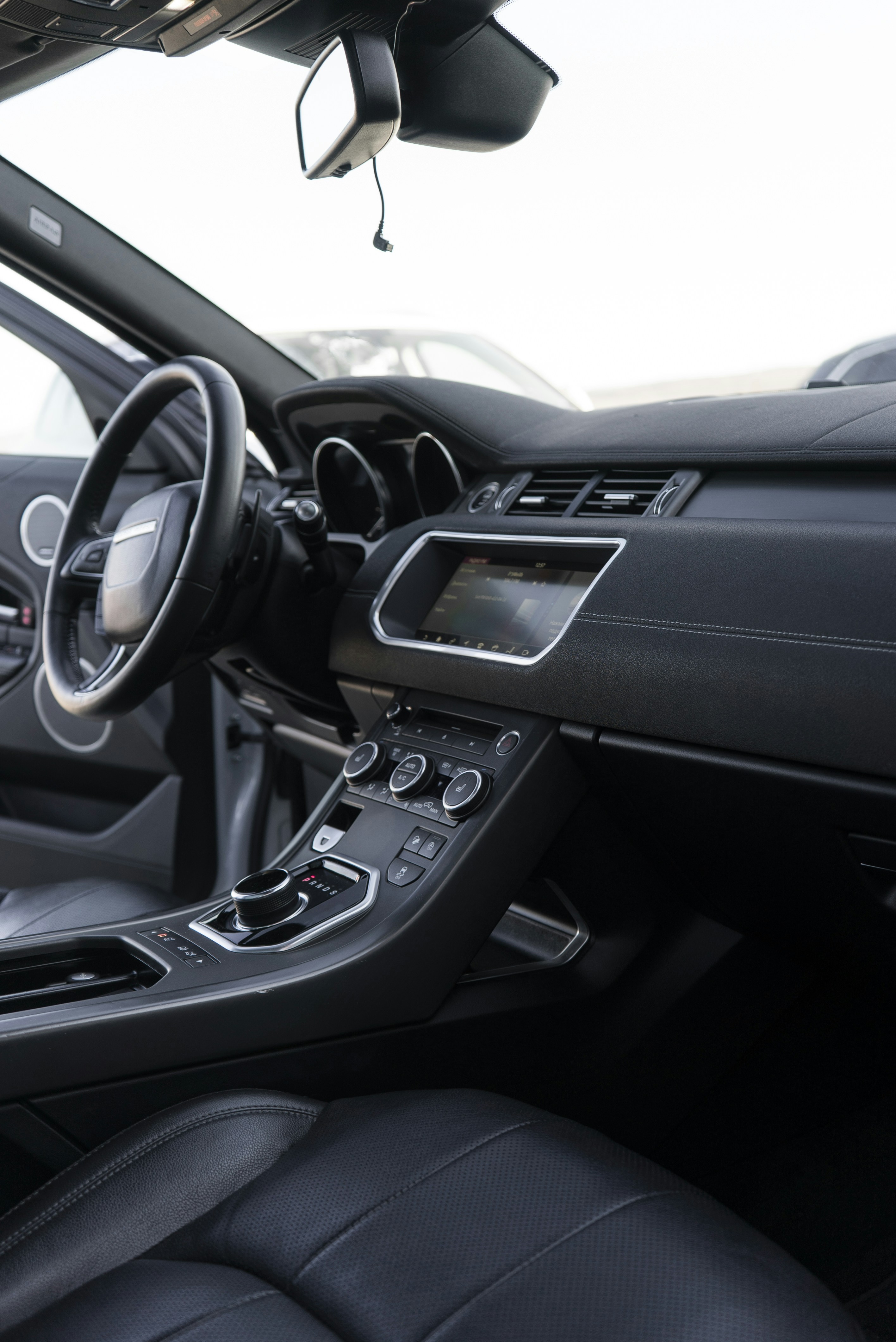 Vista interna de um painel moderno de carro de luxo.