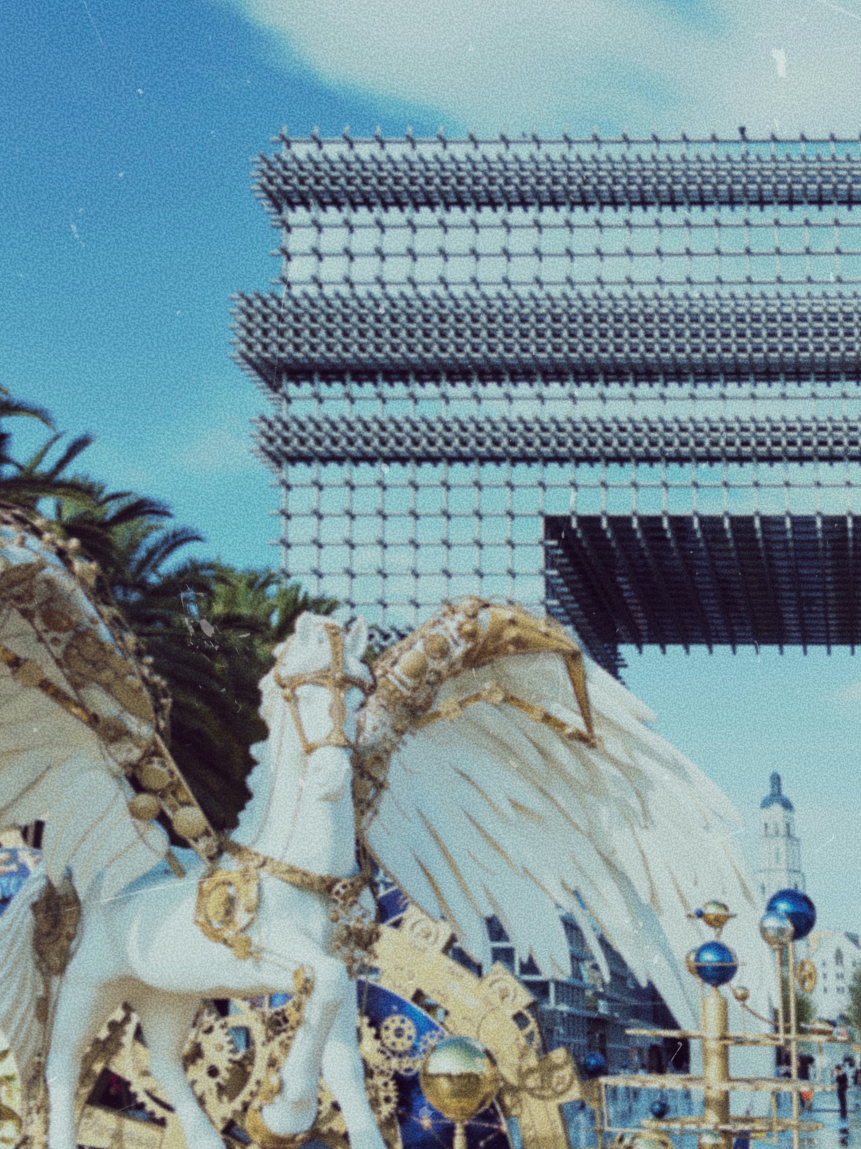 Estátua de pégaso branco com detalhes dourados ornamentados.