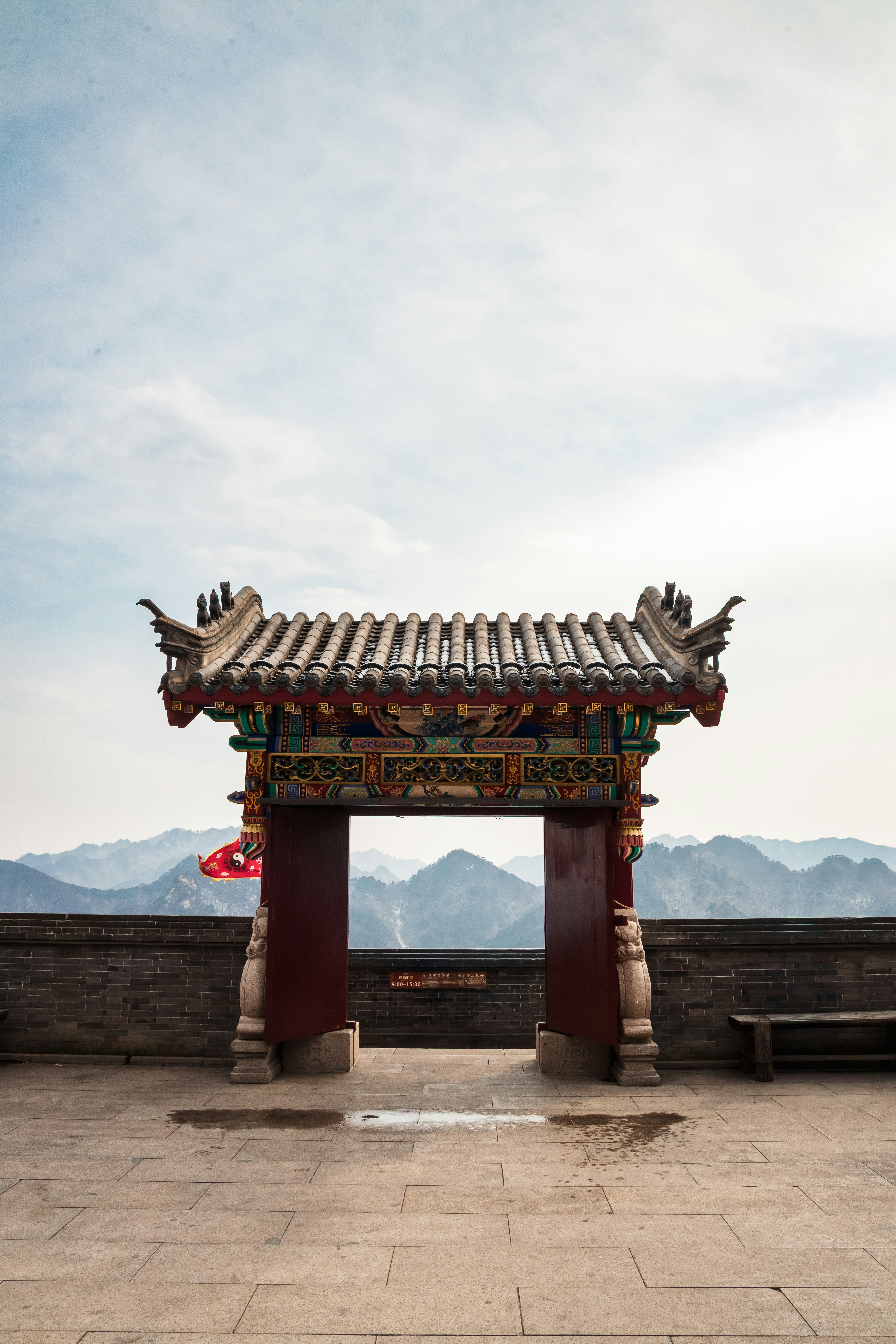 Puerta tradicional ornamentada con vistas al paisaje montañoso