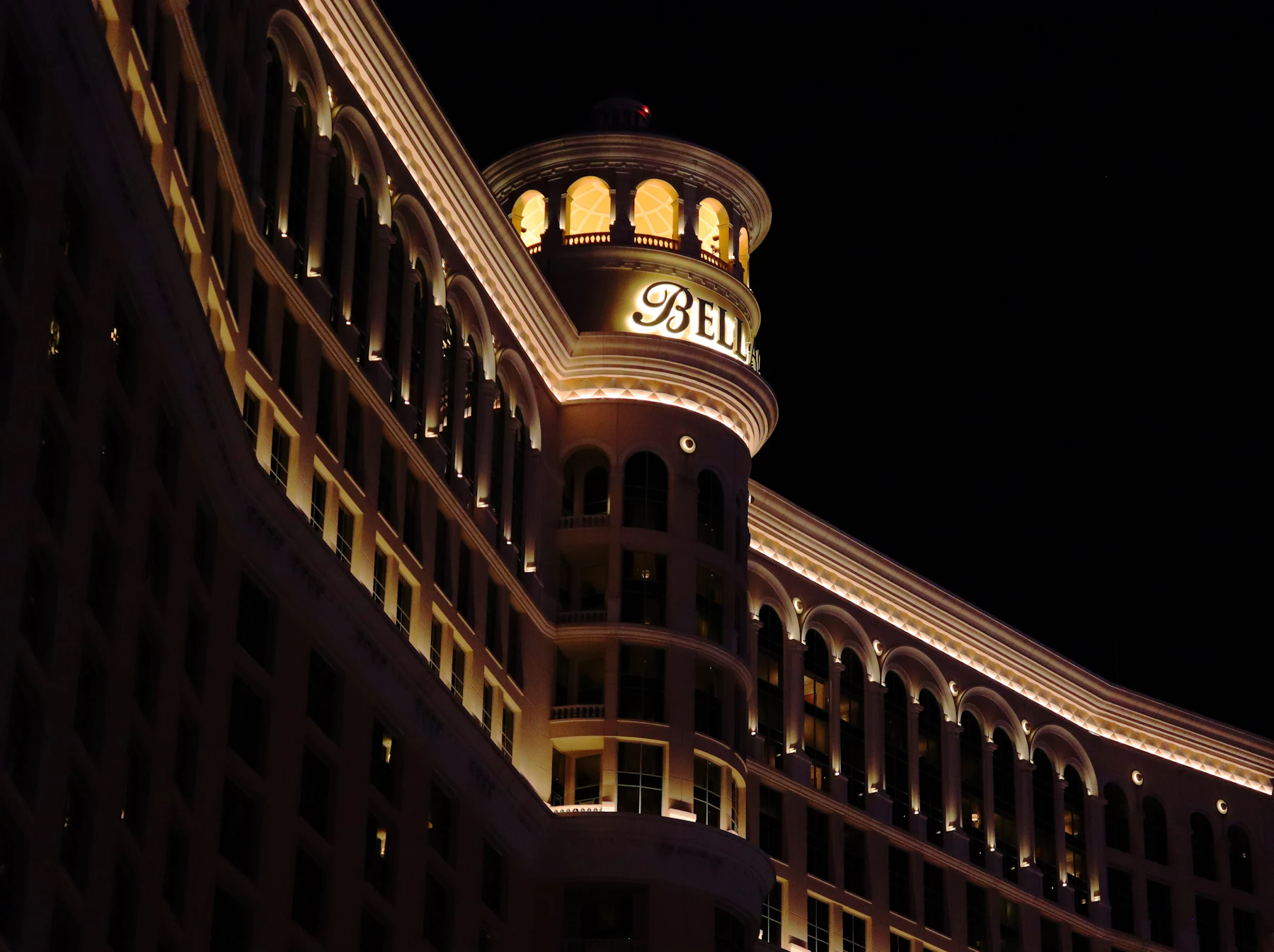 Elegancki hotel nocą