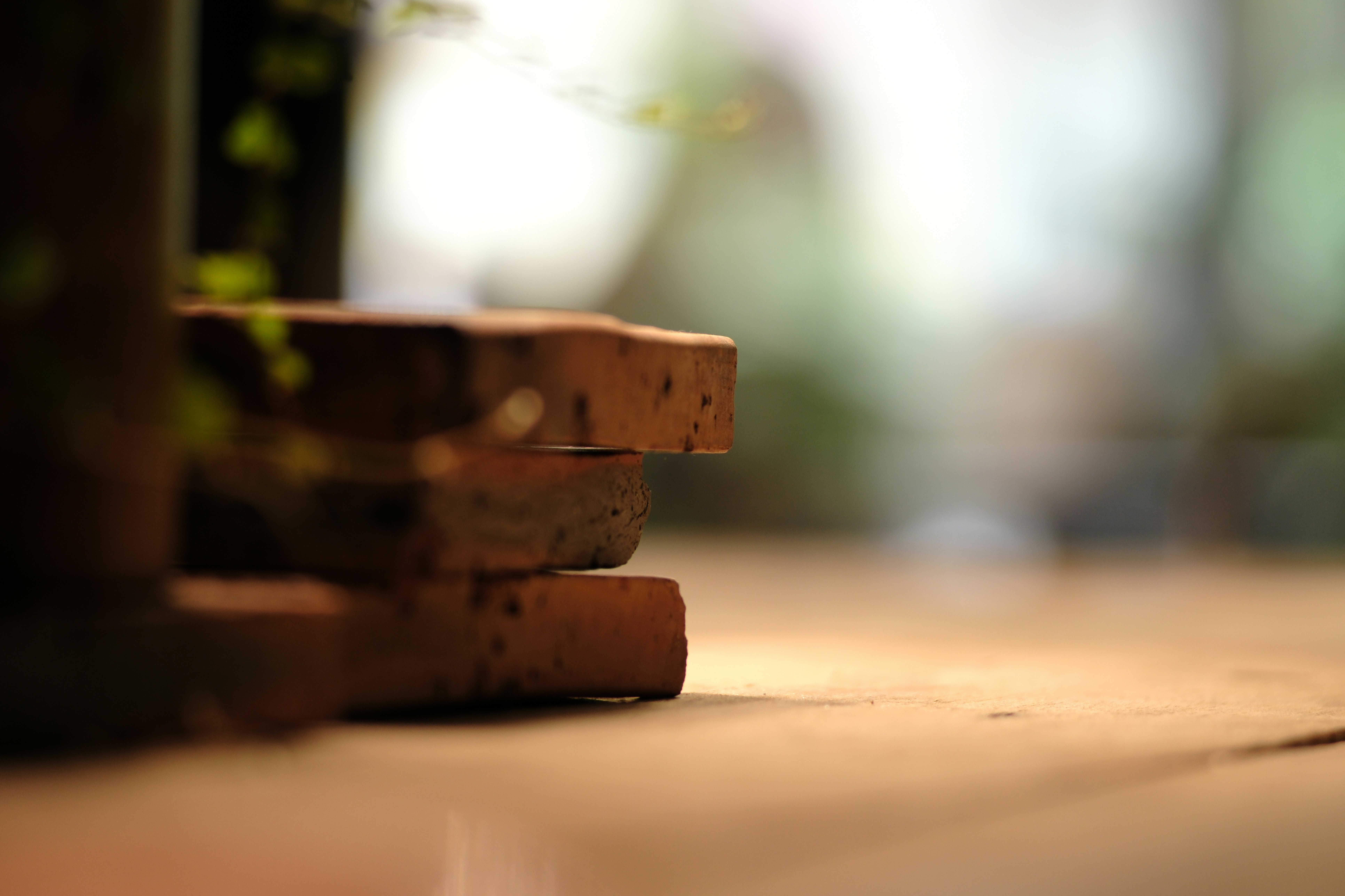 木の表面にコルクの積み重ね