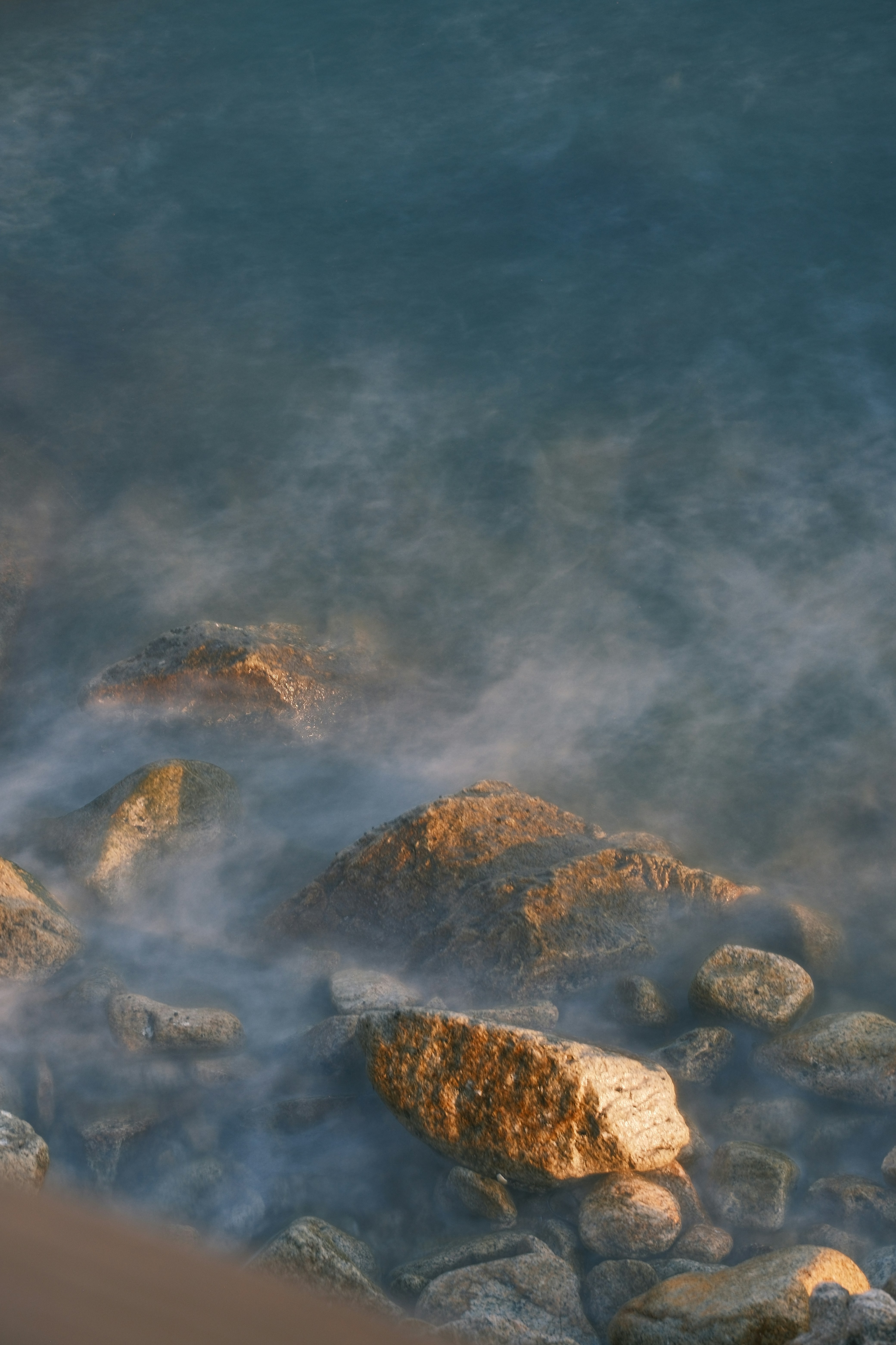 Las olas rompen sobre rocas en una costa rocosa