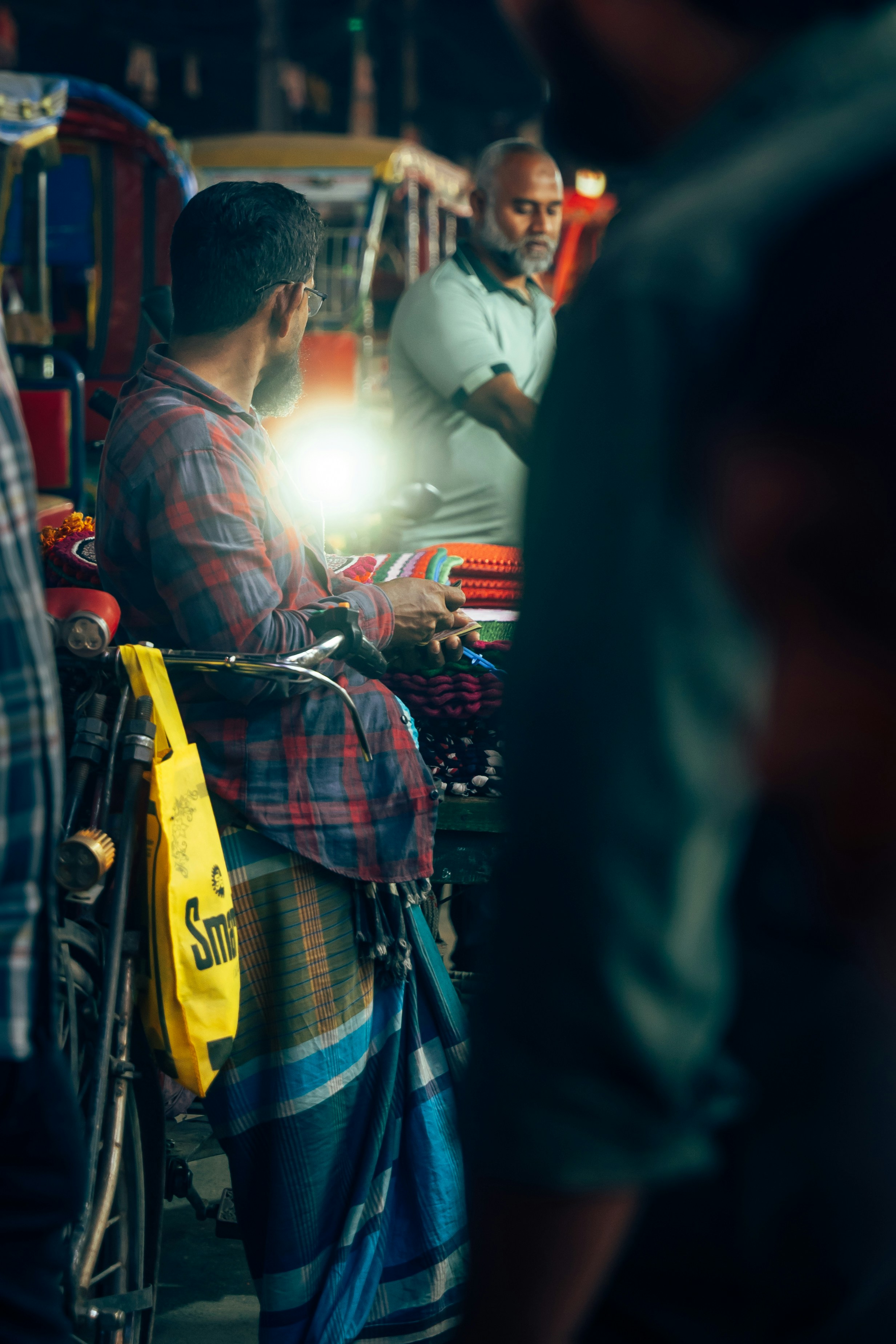 Un homme assis sur un vélo au marché