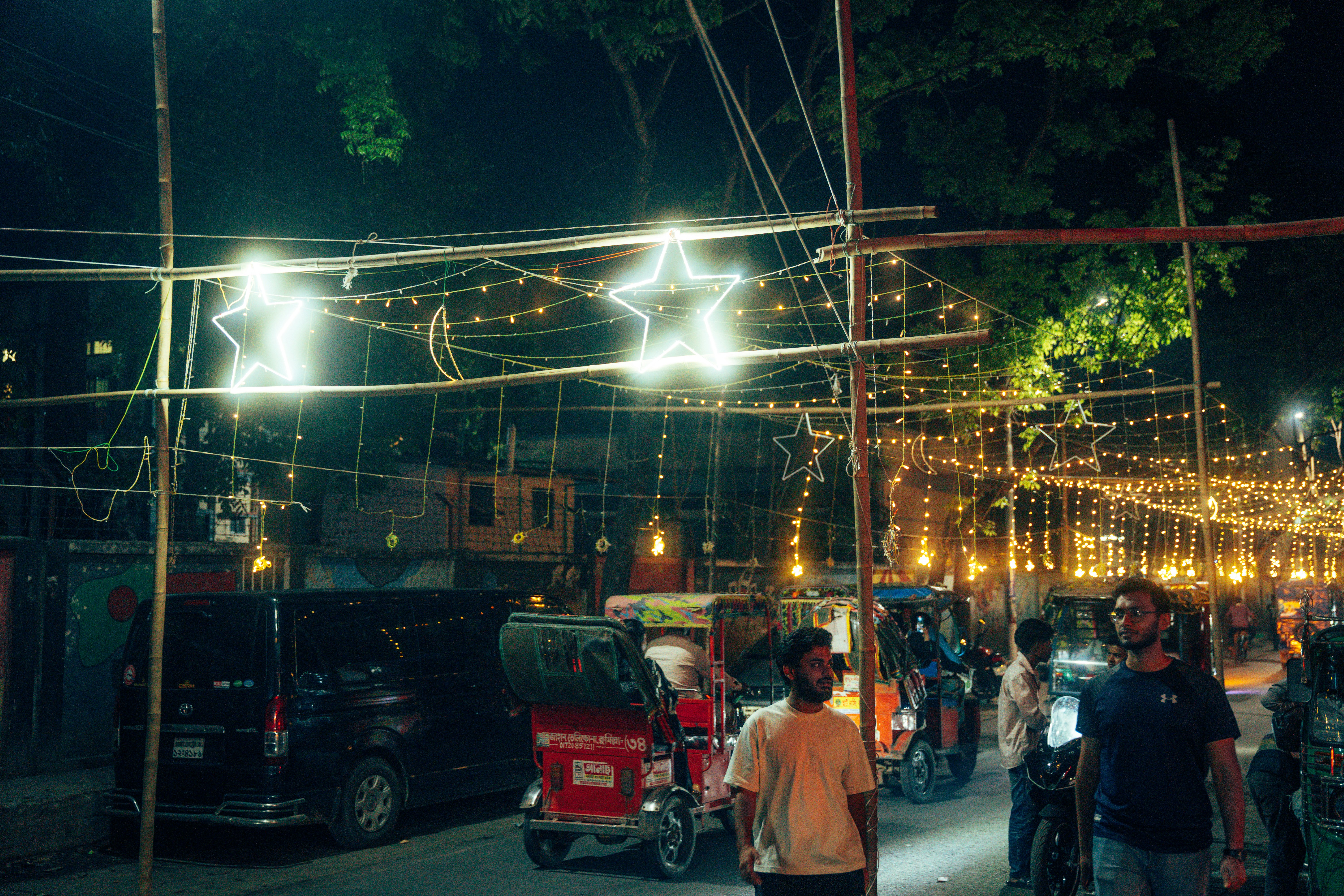 Rue décorée de lumières la nuit