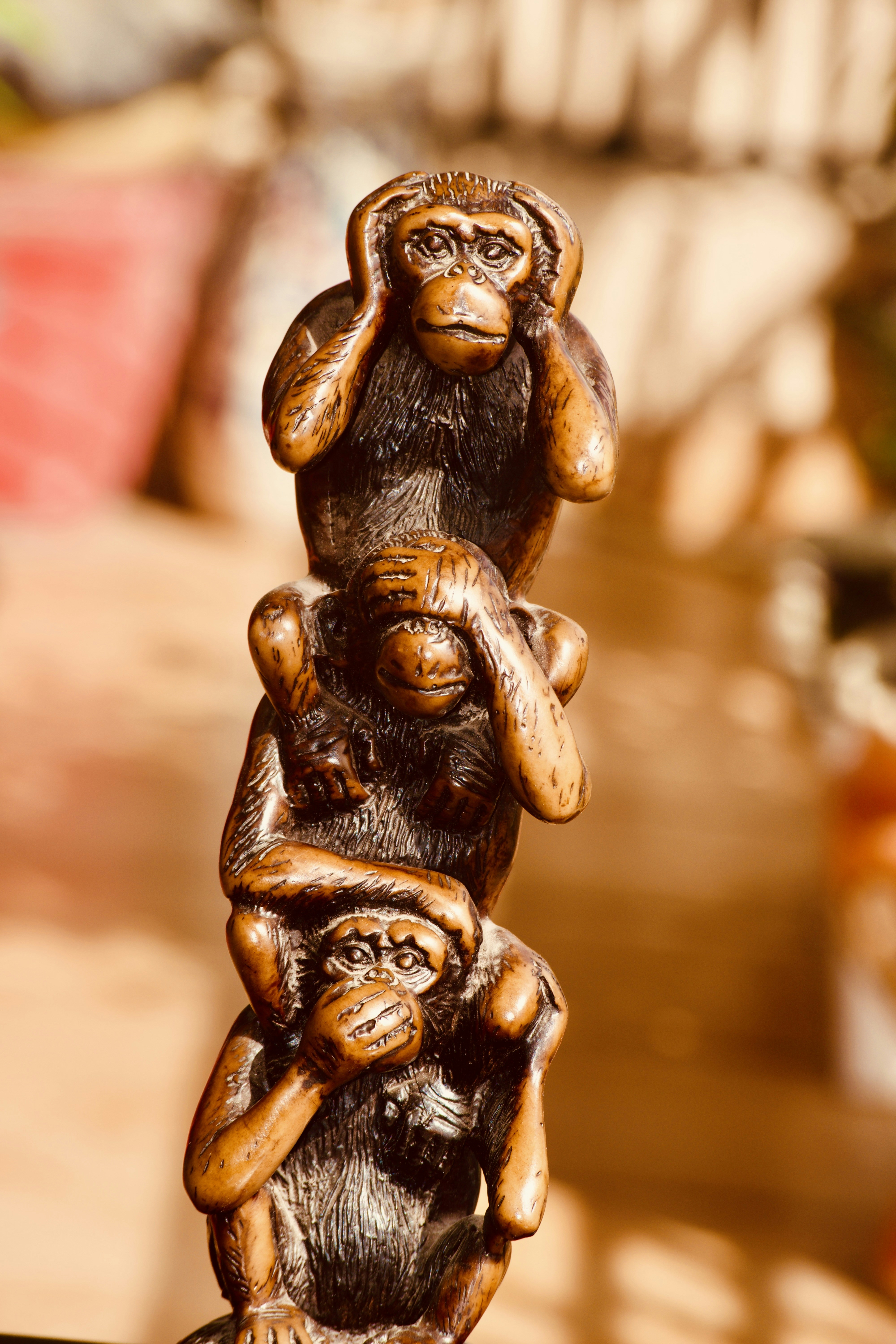 Statue der drei weisen Affen, die Augen, Ohren und Mund bedeckt