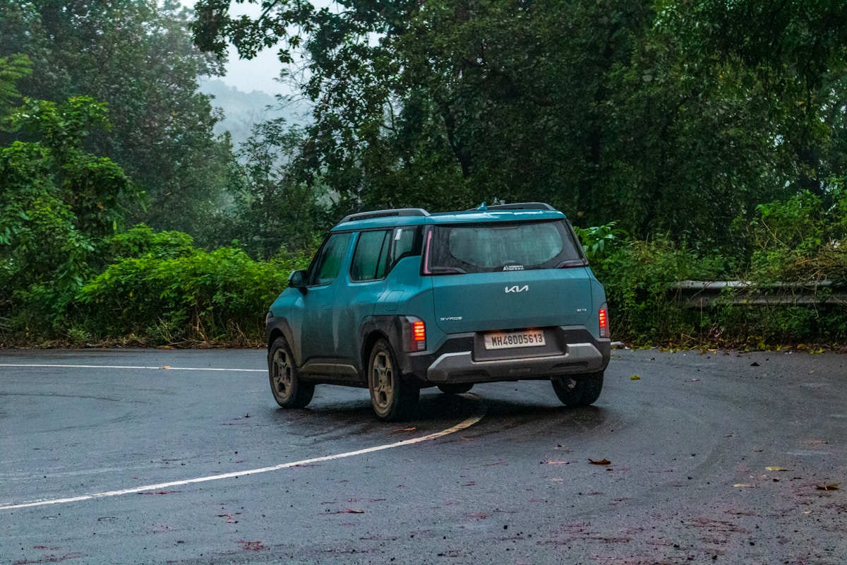 休旅車 SUV 行駛於蜿蜒道路上自駕情境