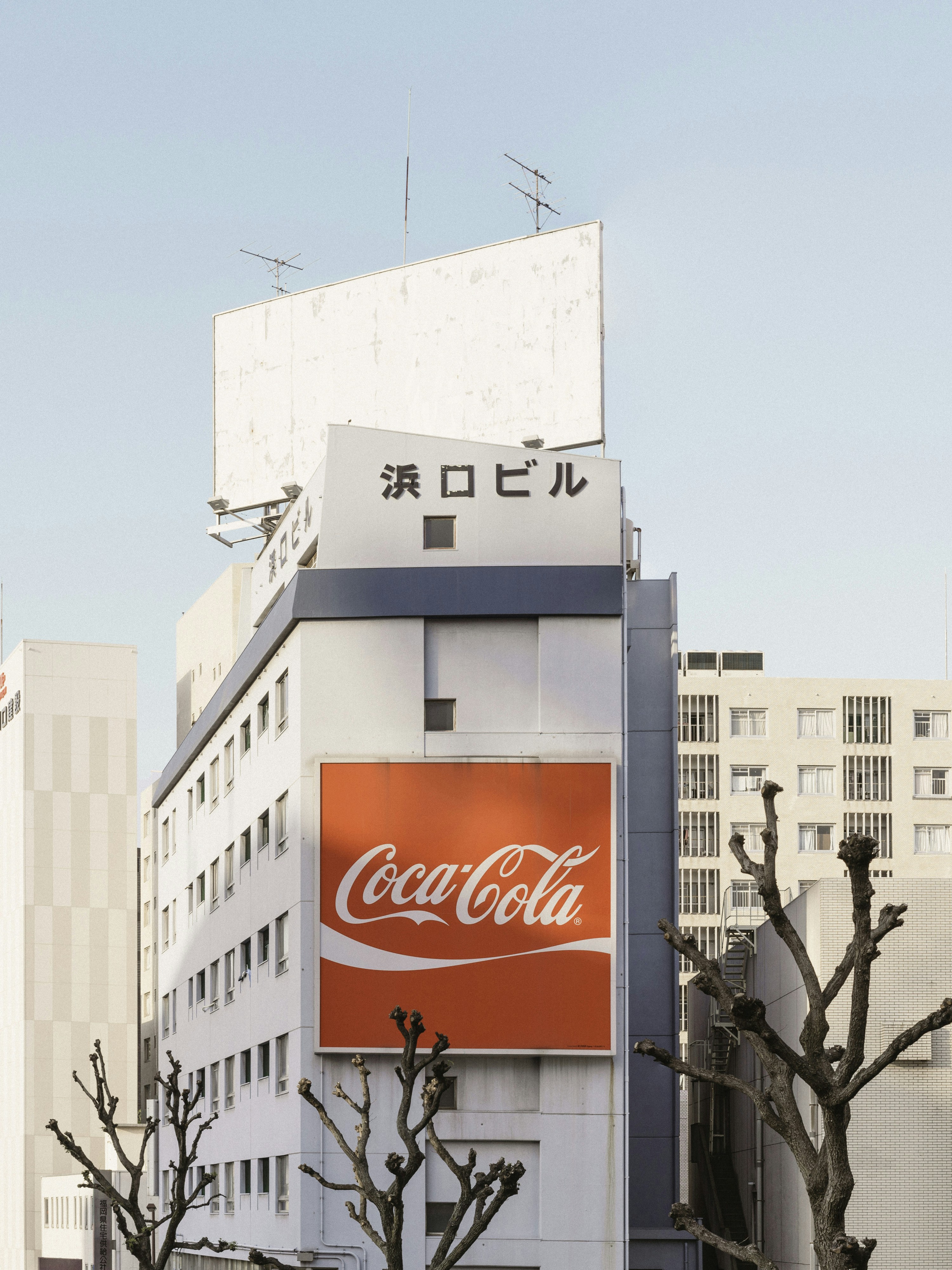 日本の建物にコカ・コーラの看板