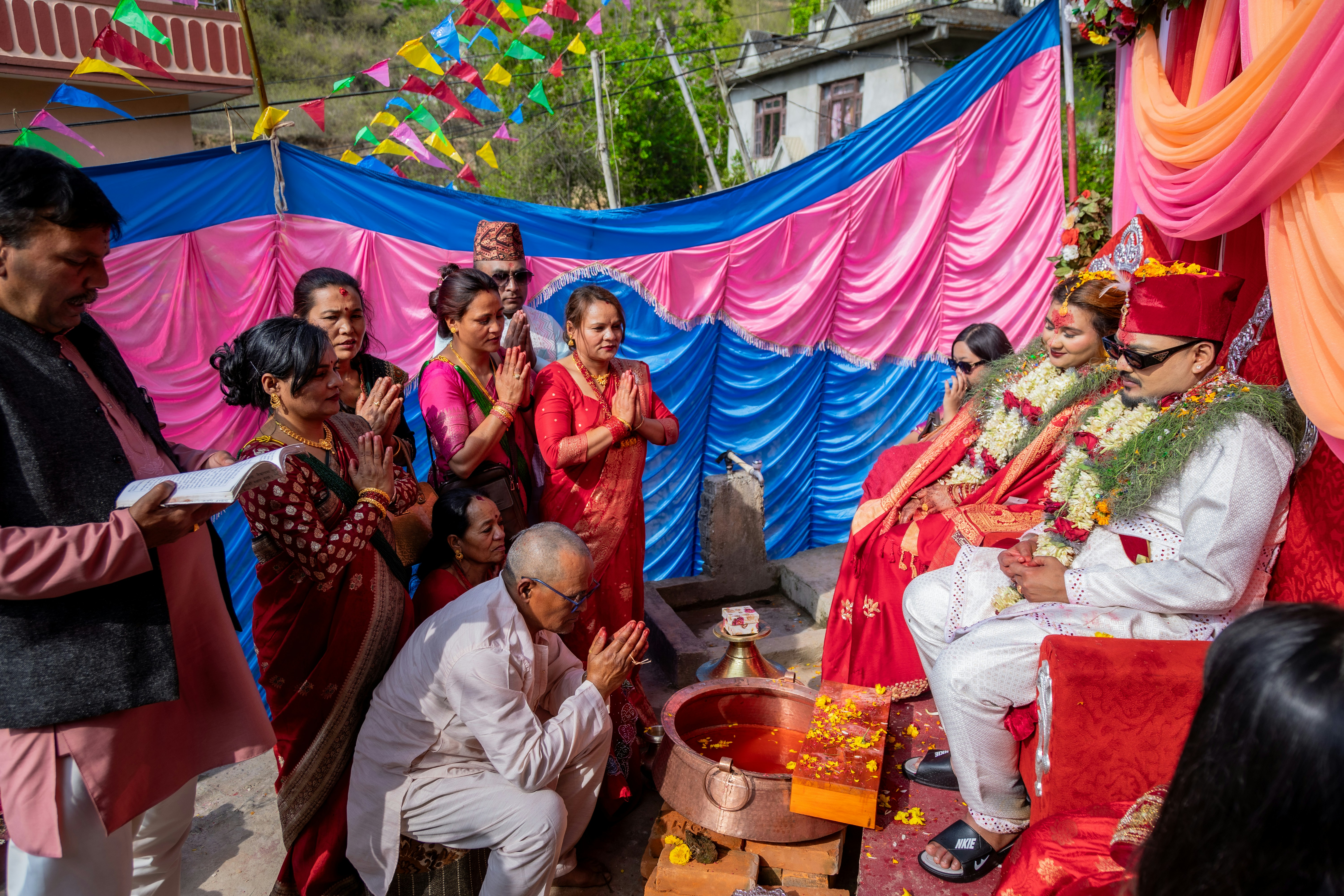 Une cérémonie de mariage traditionnelle avec des invités et un décor décoré.
