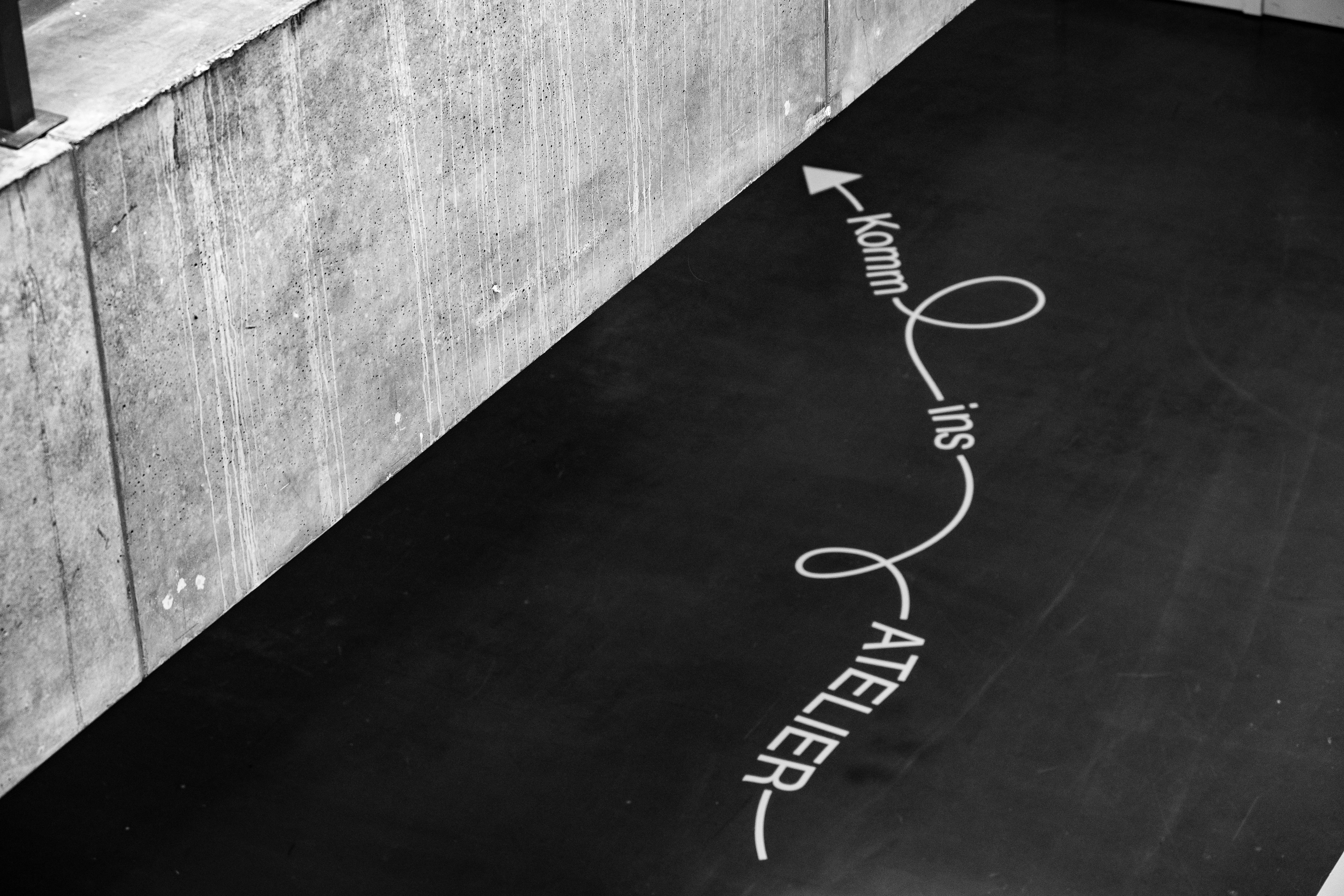 Arrow pointing to "atelier" and "karma" on dark surface.