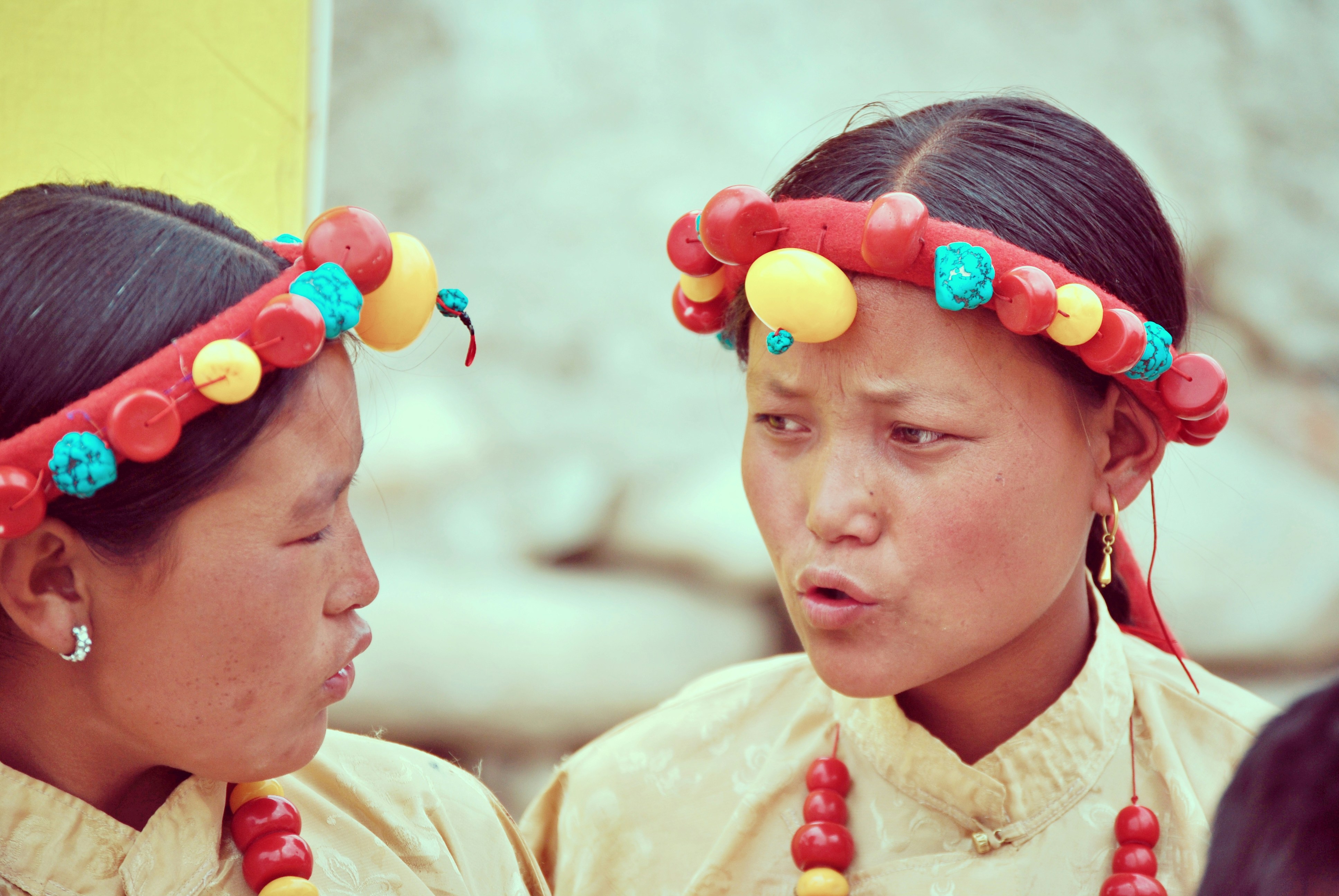 Dos jóvenes con tocados tradicionales