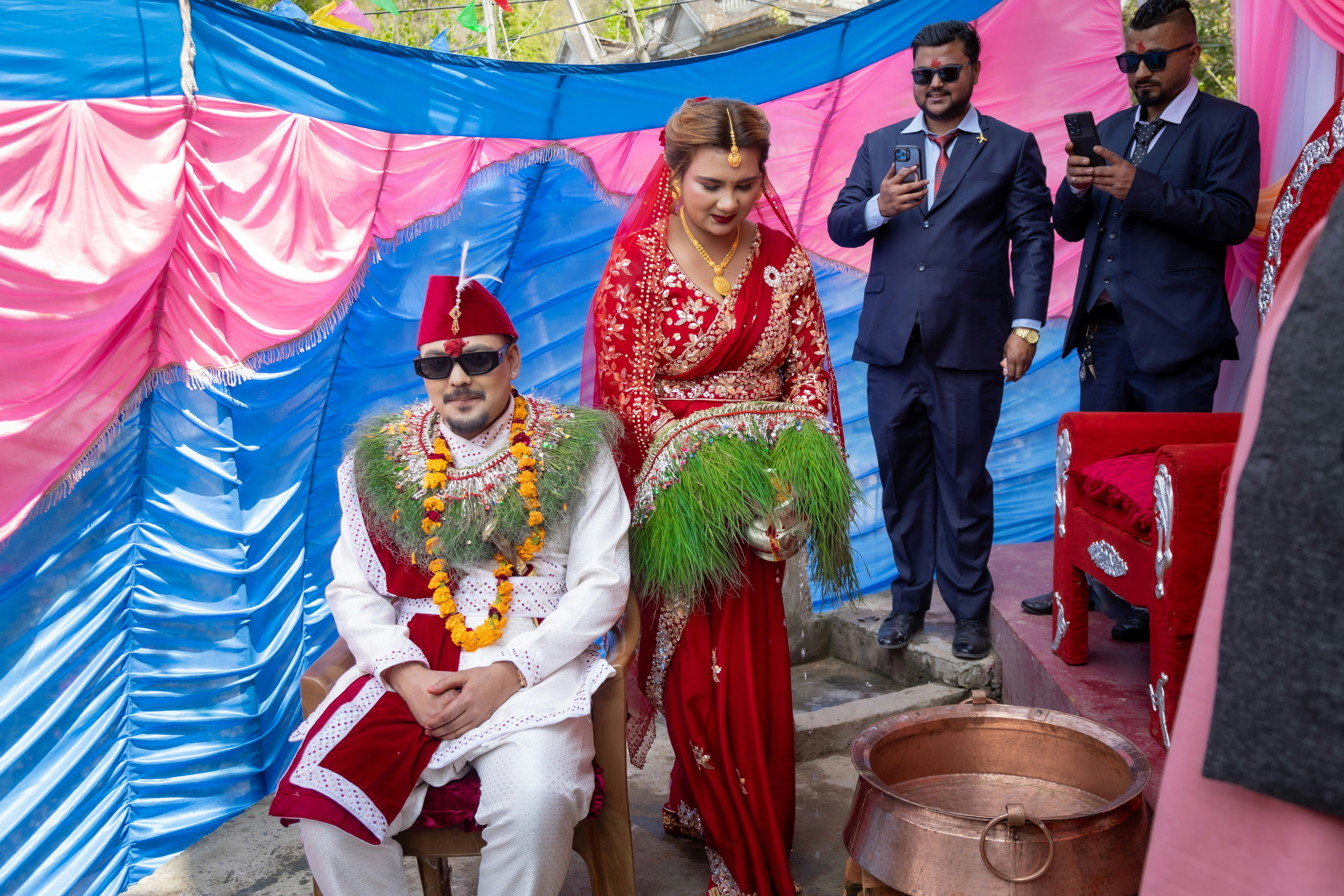 Sposa e sposo a una cerimonia matrimoniale tradizionale