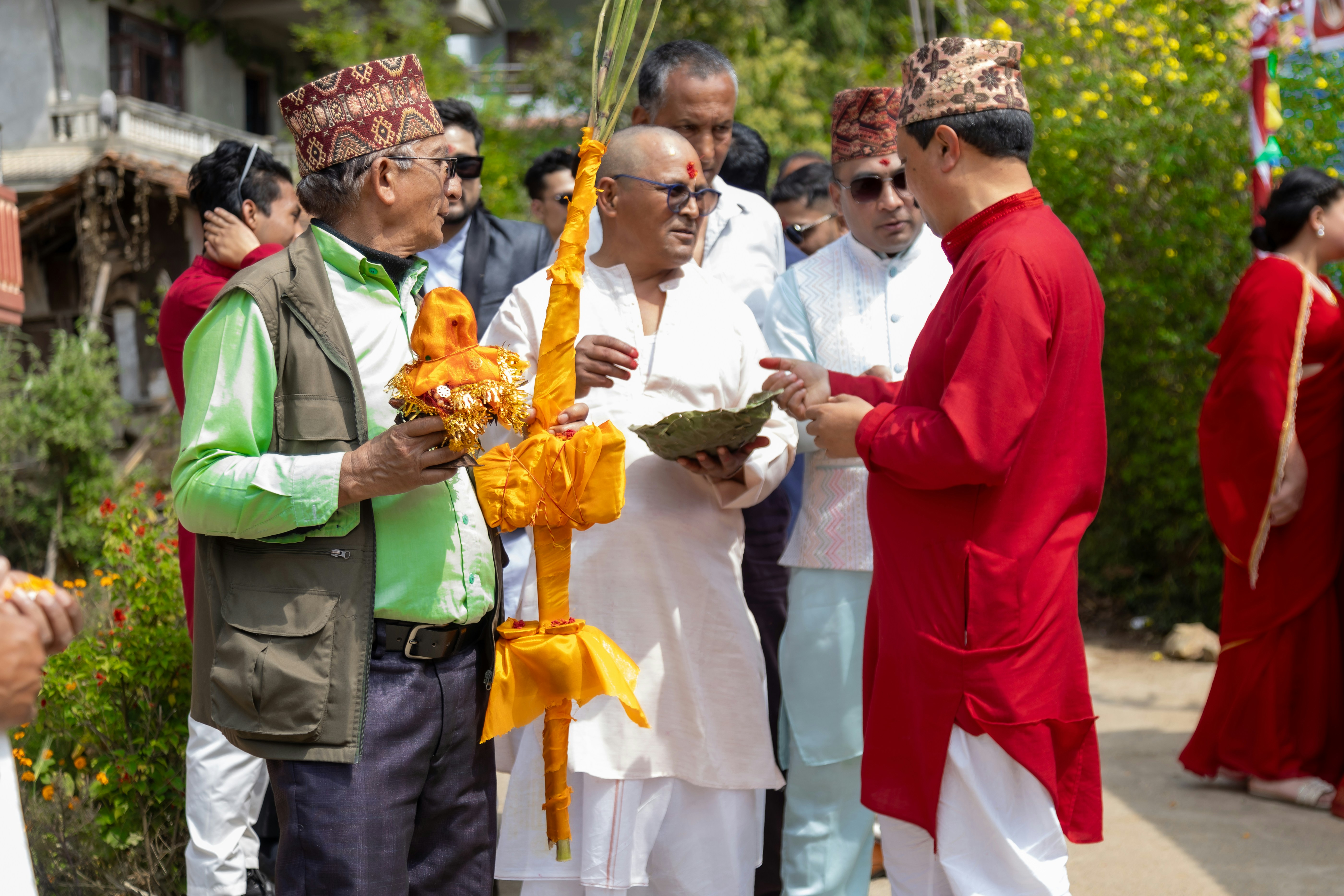 मुख्यमंत्री हिमंत बिस्वा सरमा एक बड़ी जनसभा को संबोधित करते हुए, उनके चेहरे पर आत्मविश्वास और दृढ़ता का भाव।