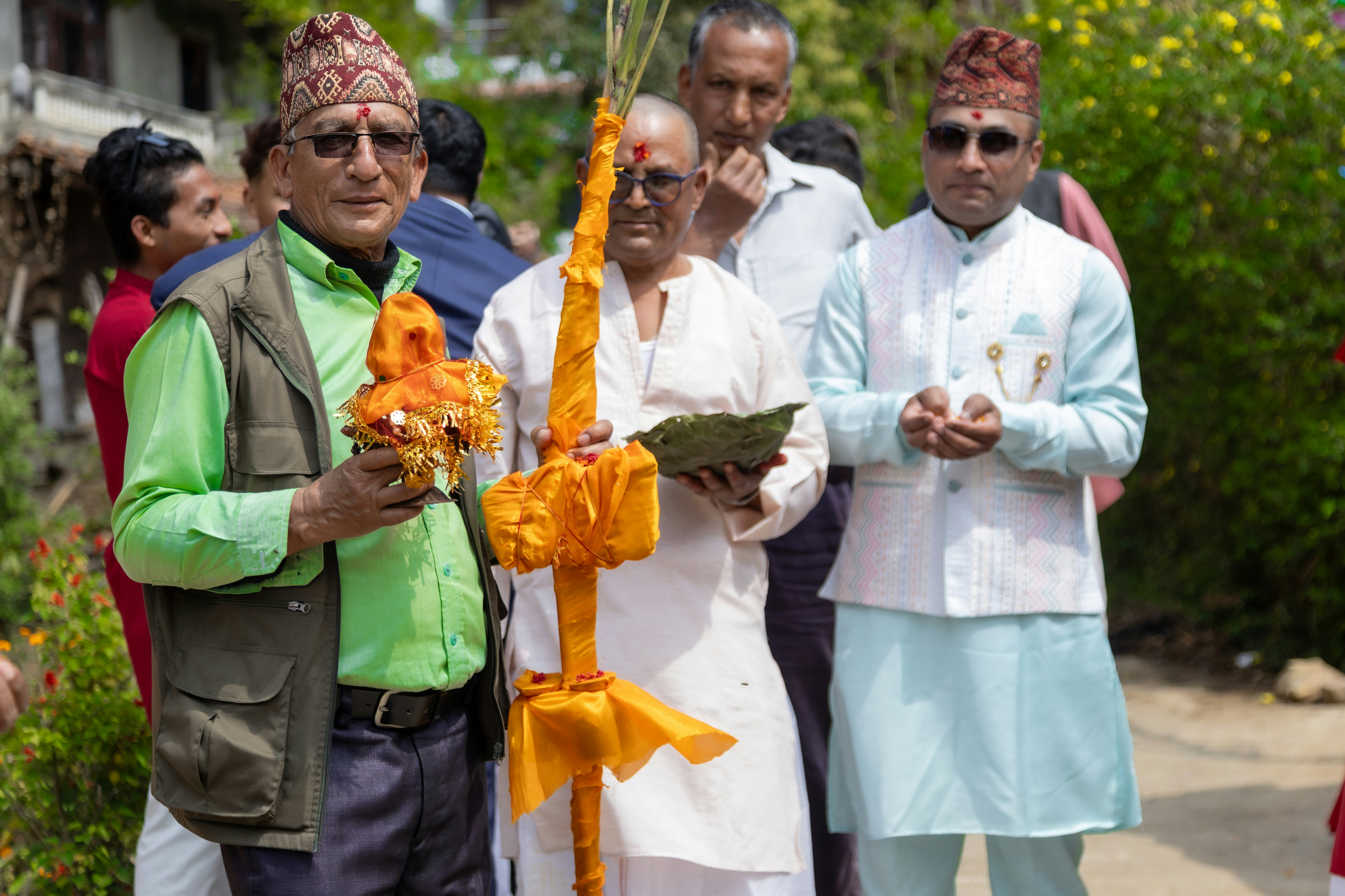 मतगणना केंद्र के बाहर आरजेडी कार्यकर्ताओं की खुशी मनाते हुए भीड़, लाल गुलाल उड़ रहा है और पटाखे फूट रहे हैं।