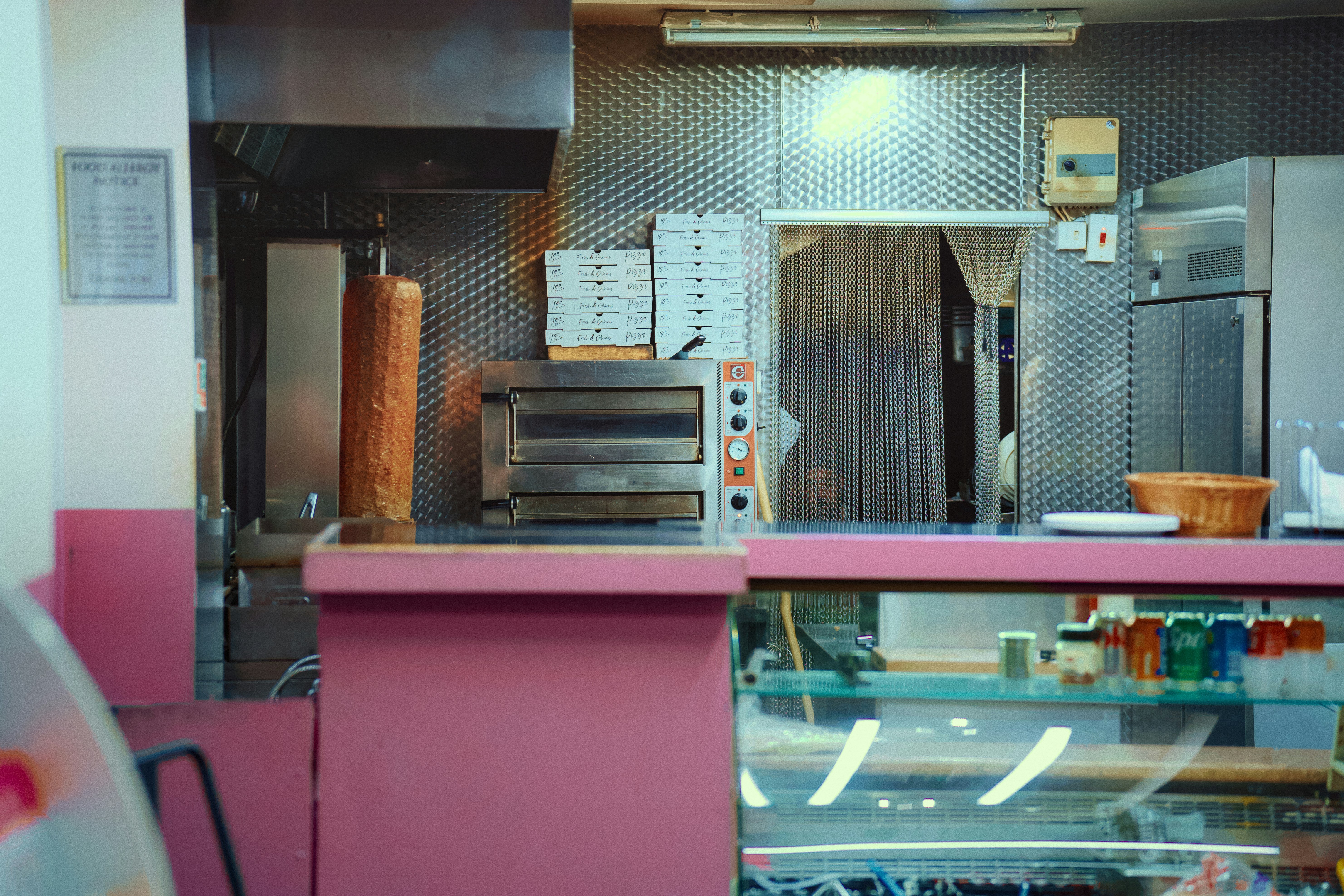 Saliva de doner kebab en la cocina de un restaurante de comida rápida
