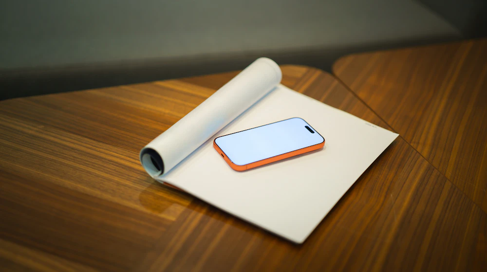 Magazin und Smartphone auf einem Holztisch