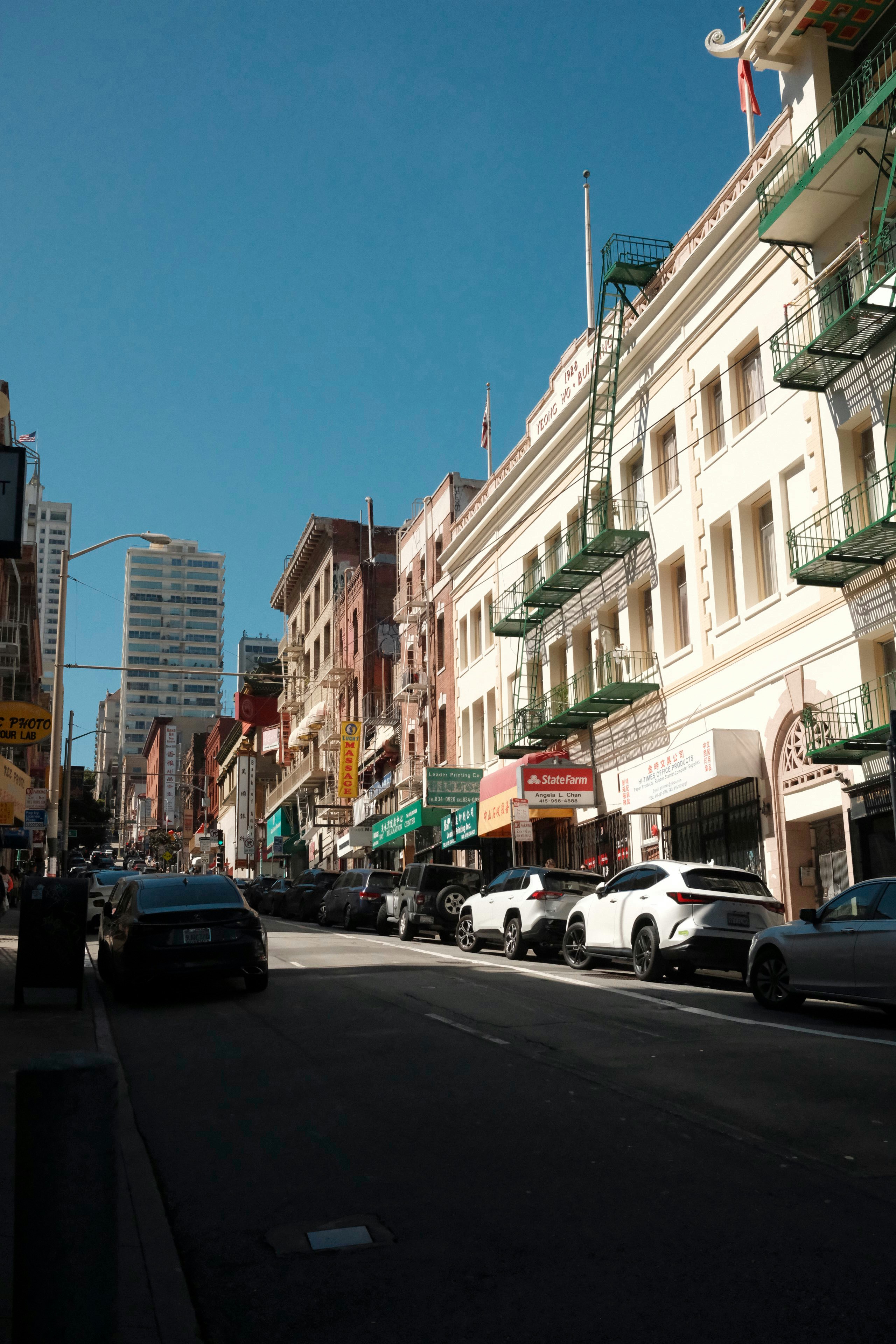 Vista de la calle de edificios y coches en una ciudad.