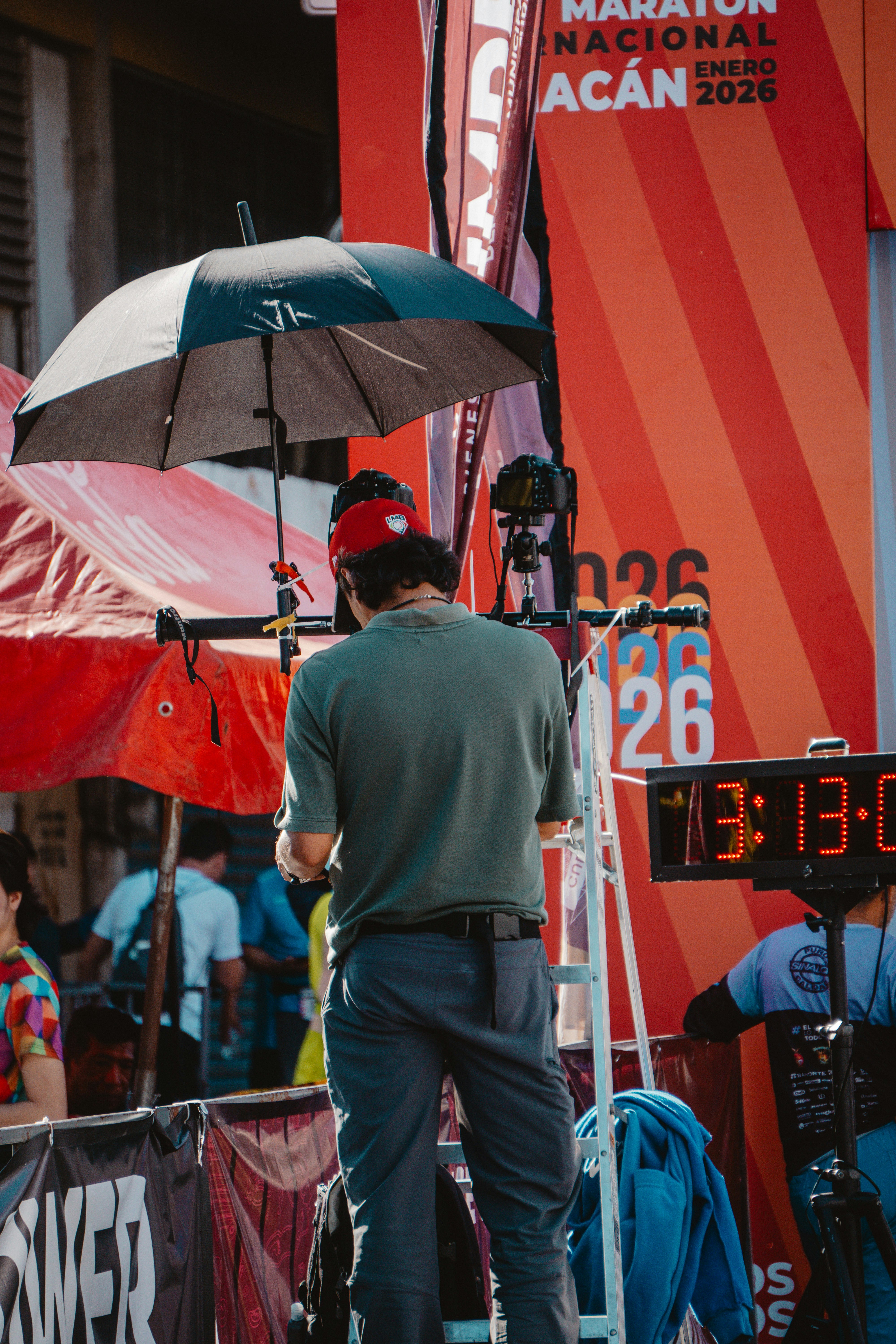 Hombre en la escalera con cámara en un evento de maratón