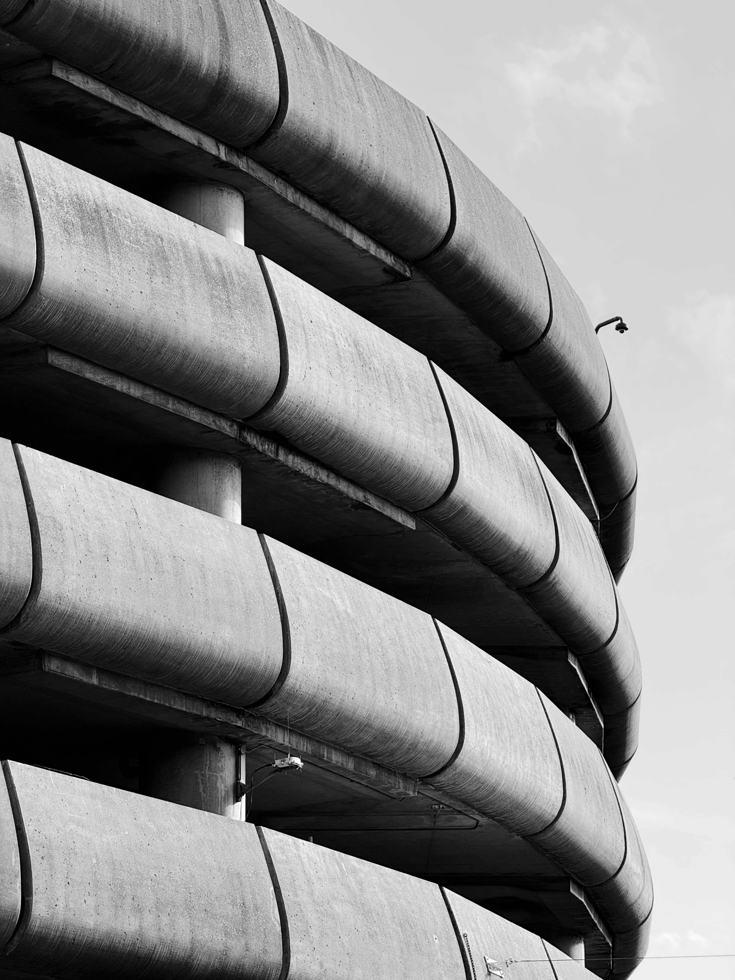 Des niveaux de béton courbés d’un parking brutaliste.