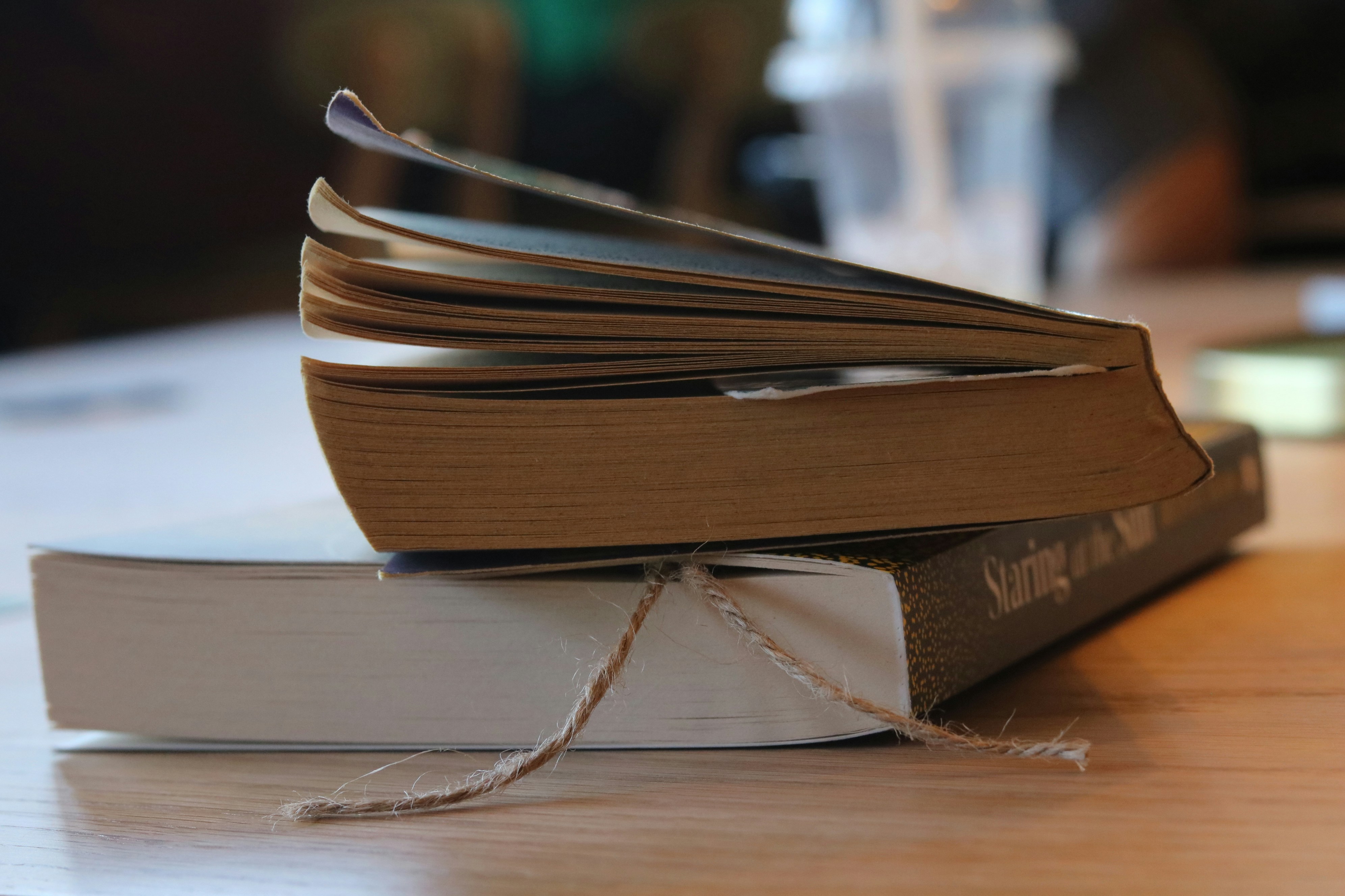 Deux livres empilés sur une table en bois