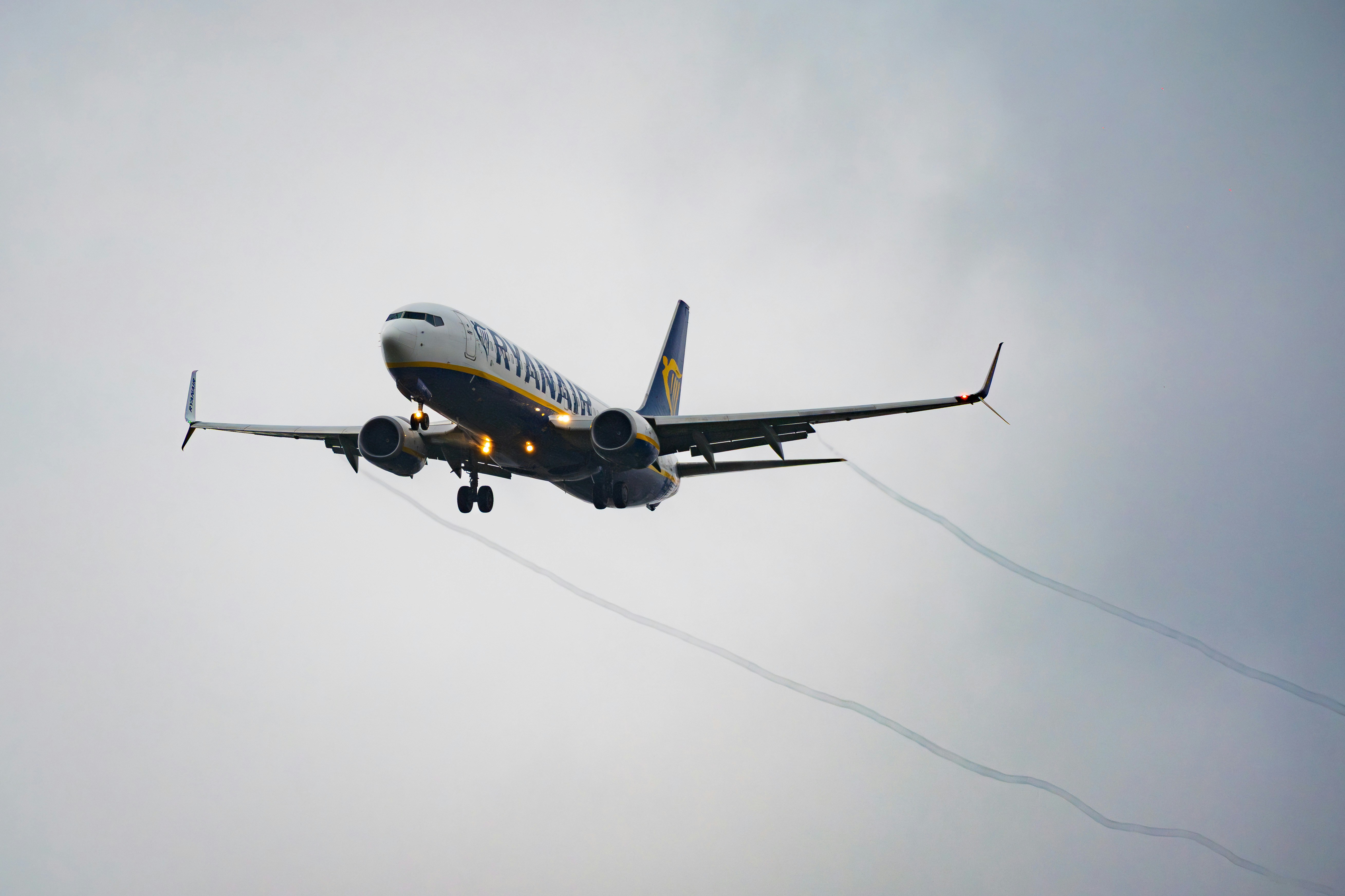旅客機が空に飛行機飛行機を残して離陸する