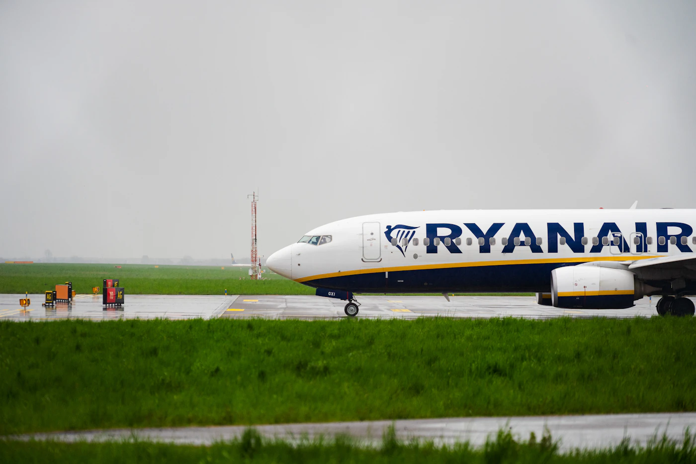 Ryanair airplane on airport runway and passenger flight disruption information - Photo from Unsplash