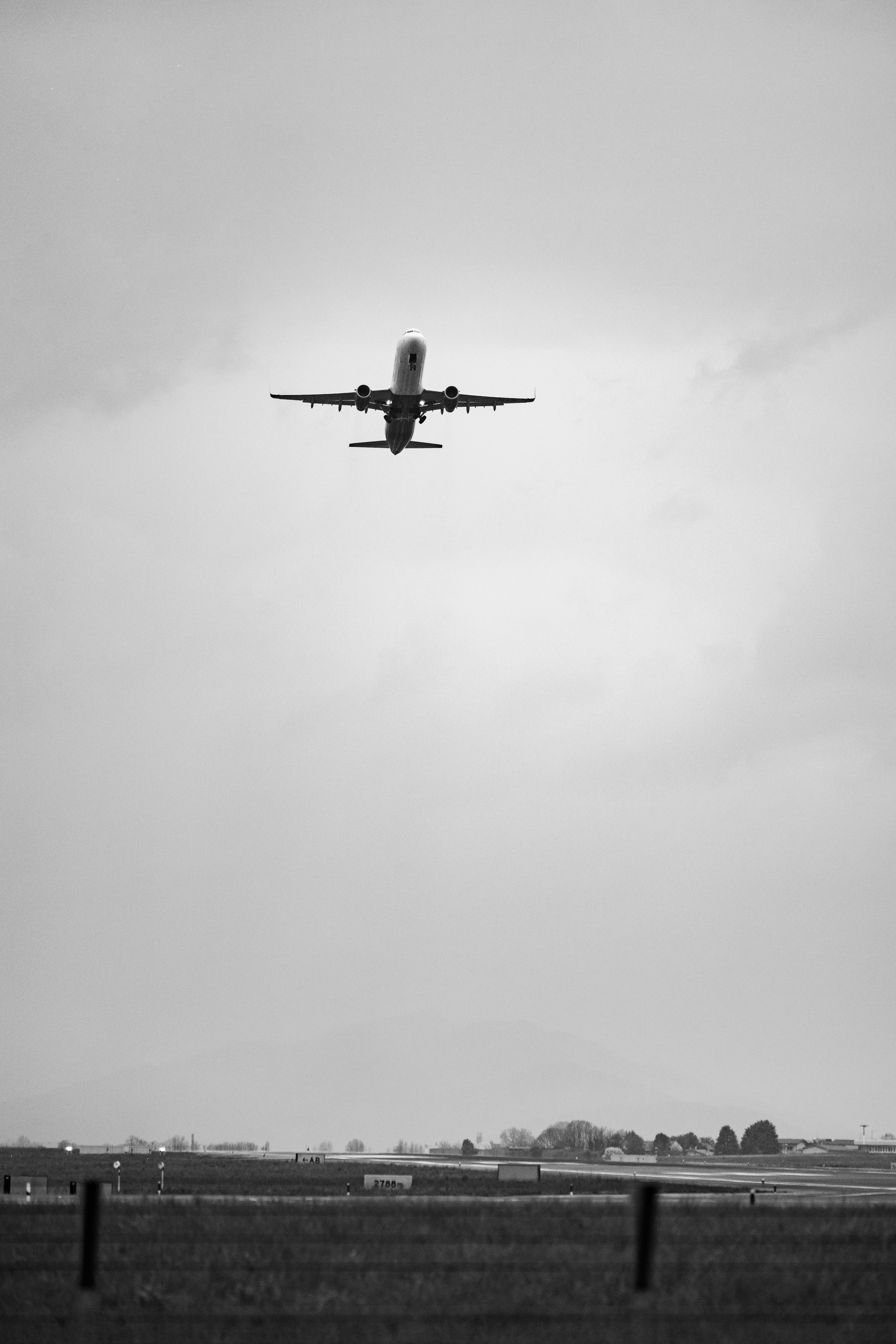 Un avion s’élevant dans un ciel nuageux.
